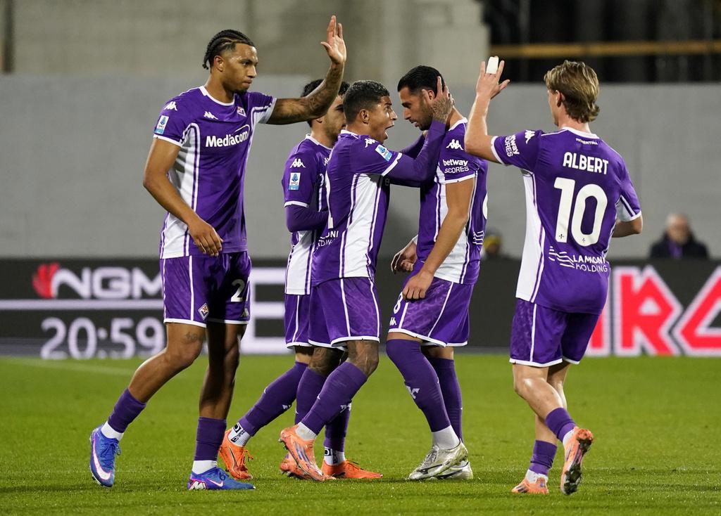 艾拔古蒙臣協助費倫天拿拉開2:0。(美聯社)