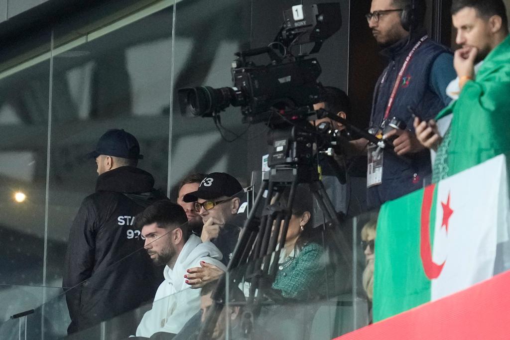 施丹入場觀看二仔盧卡施丹(Luca Zidane)為阿爾及利亞把關,最終阿爾及利亞以3︰0大勝蘇丹。(美聯社)