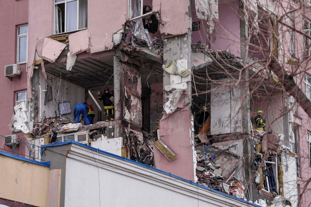 俄軍周六(27日)空襲基輔,多幢建築物被炸毀。(美聯社)