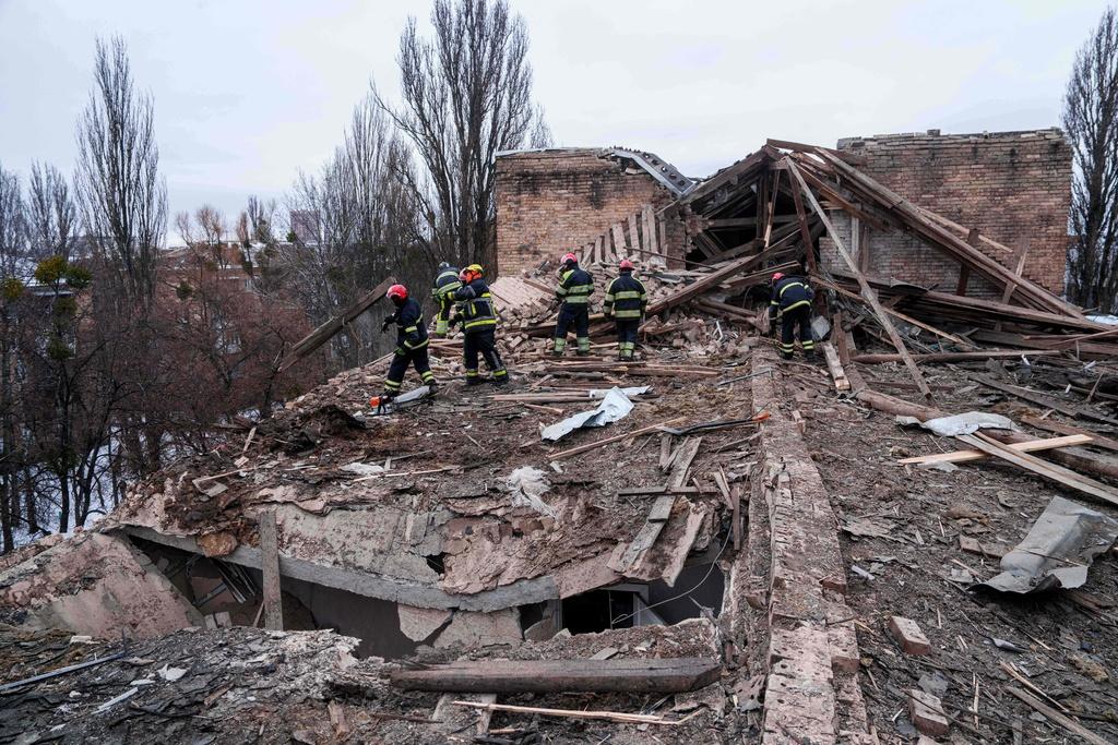 俄軍周六(27日)空襲基輔,多幢建築物被炸毀。(美聯社)