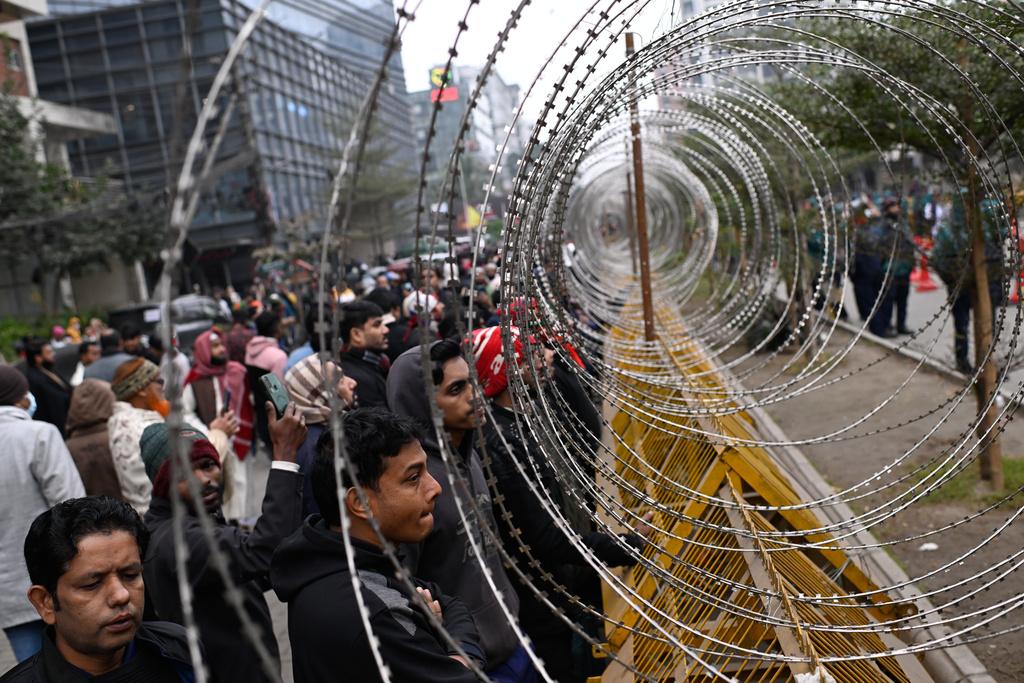 不少孟加拉人在吉亞(Khaleda Zia)身處的醫院外等待。(美聯社)