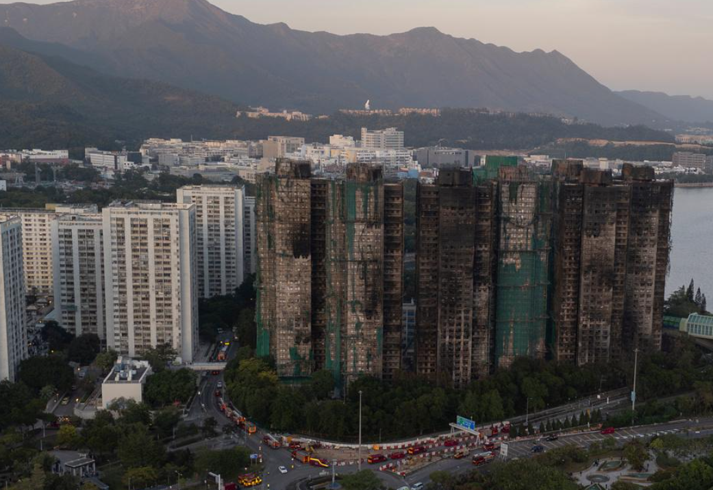 大埔宏福苑五級火已發生兩周,全屋苑合共8座大廈其中7幢起火,造成至少160人死亡。(美聯社)