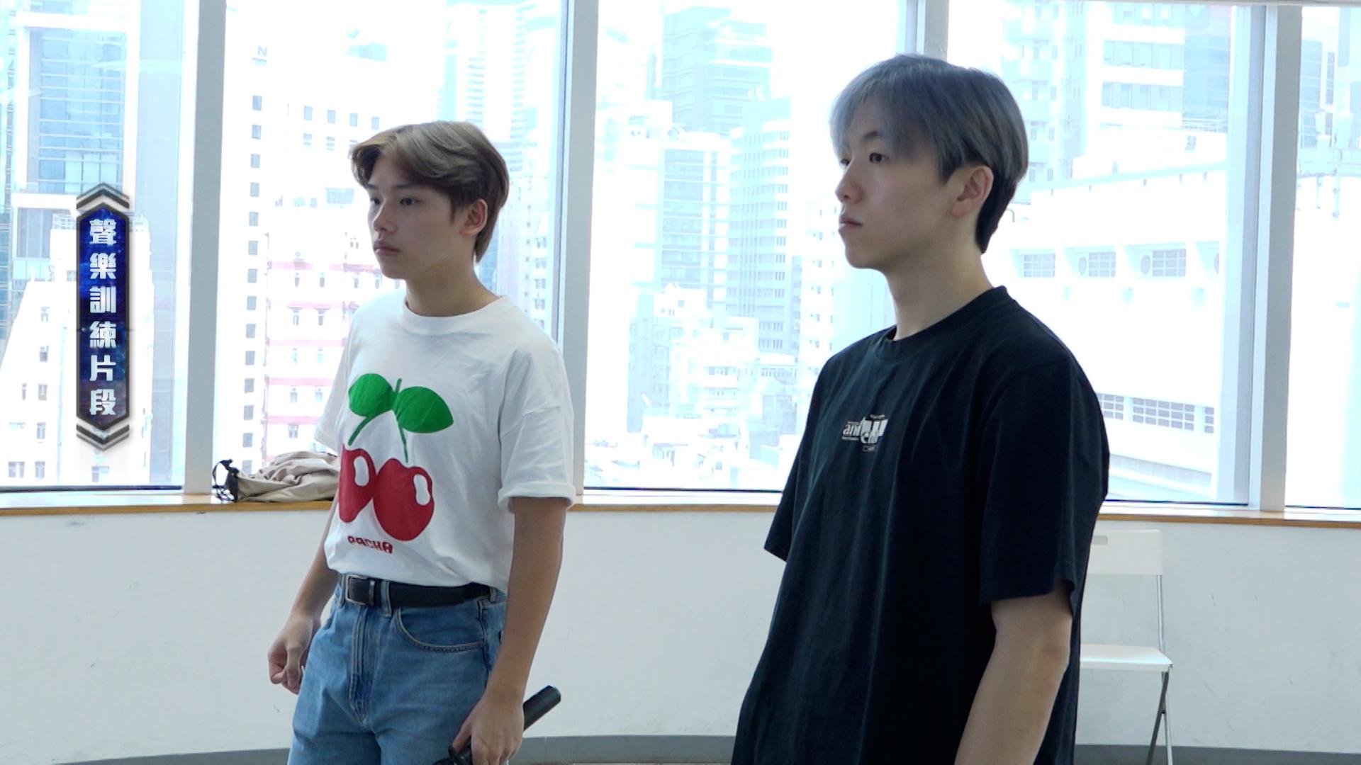 Alvin Lai和Gordon被聲樂導師Leo Wong提醒不要胡亂地不斷練習。