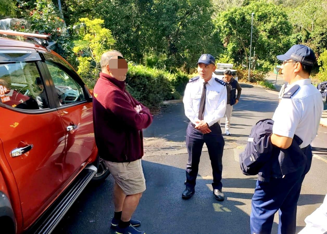 跨部門將軍澳及西貢反爆竊,平安夜起海陸空搜山巡黑點設路障。(警方圖片)