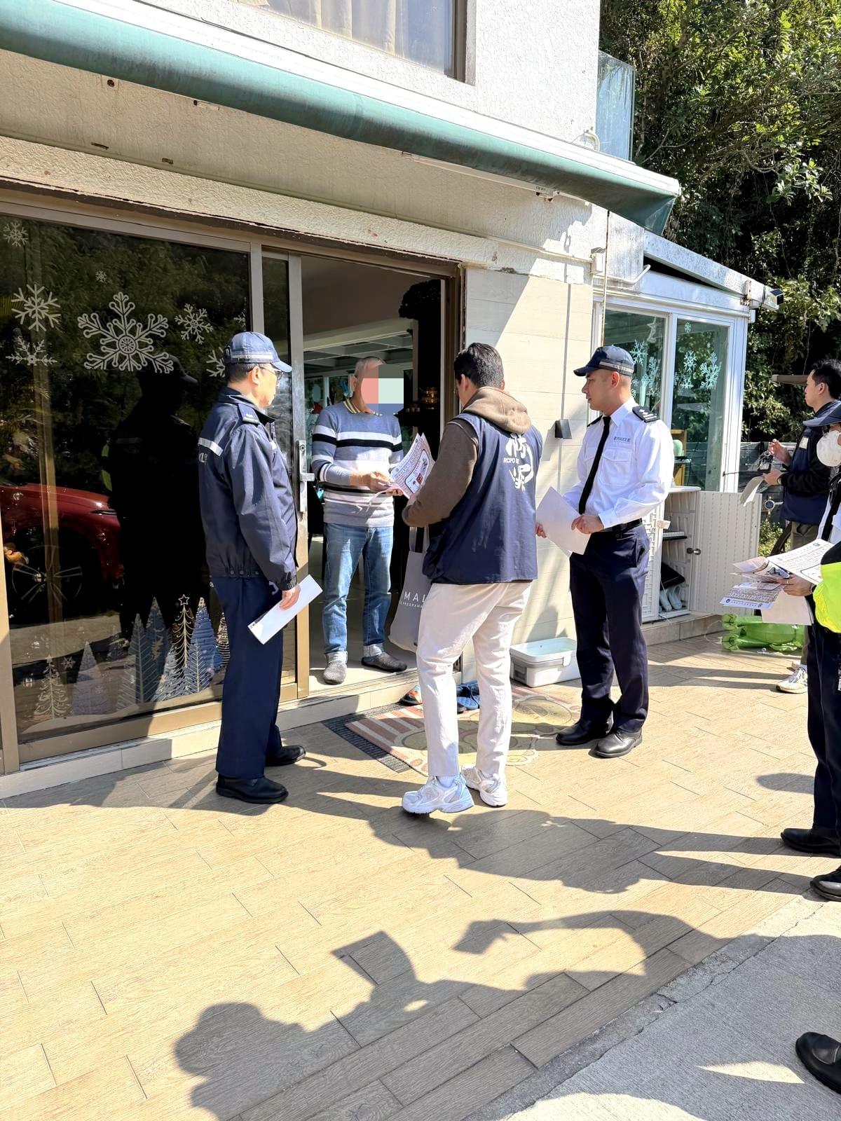 跨部門將軍澳及西貢反爆竊,平安夜起海陸空搜山巡黑點設路障。(警方圖片)