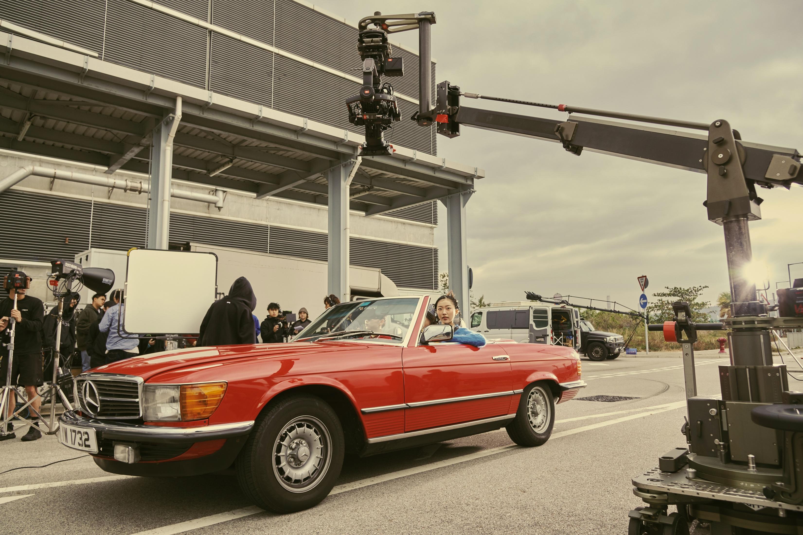 拍攝時Constance一邊唱著節奏輕快的新歌,一邊遊車河。