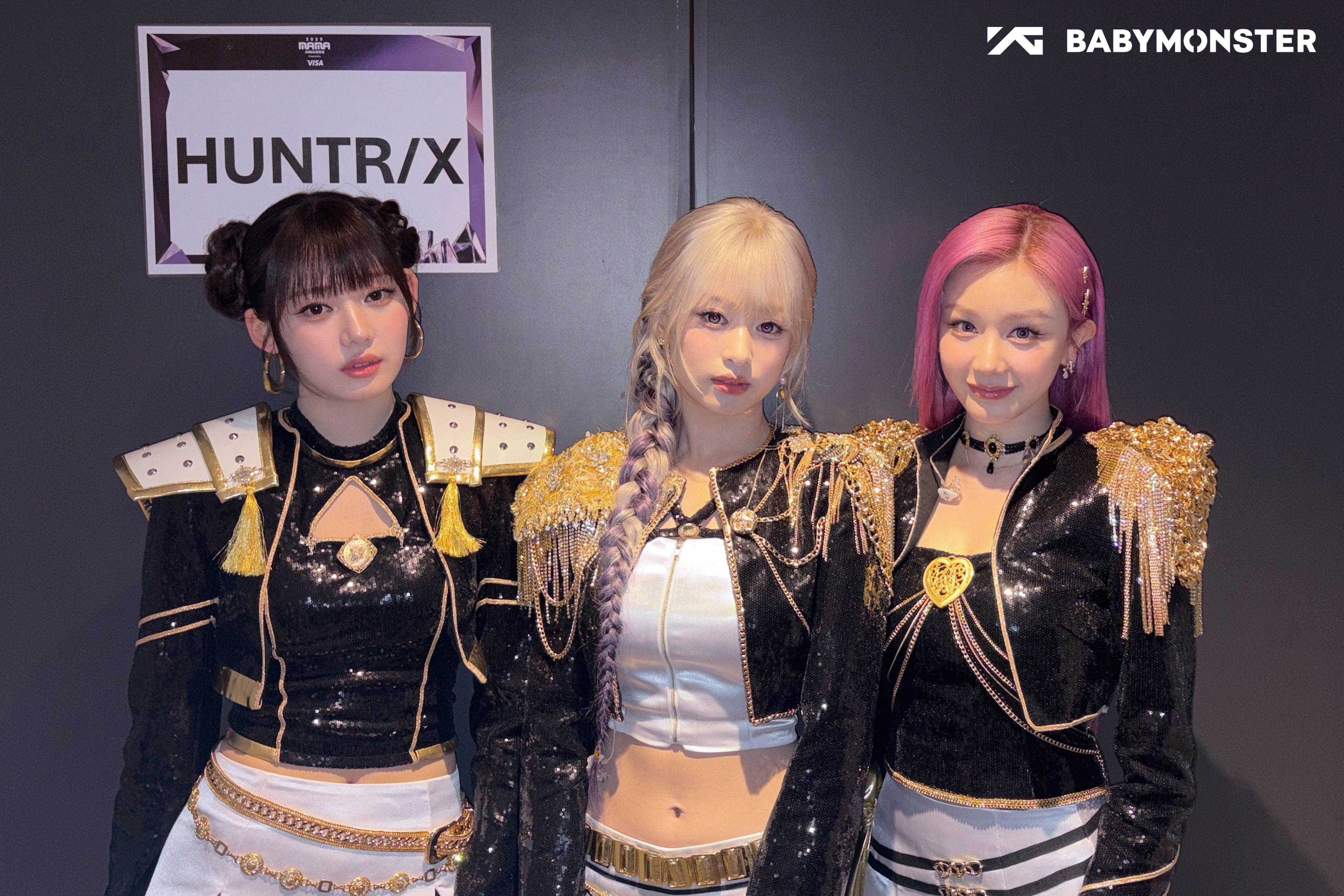 Rora、Ahyeon、Pharita以《Kpop獵魔女團》HUNTR/X的造型演唱《Golden》,非常專業。