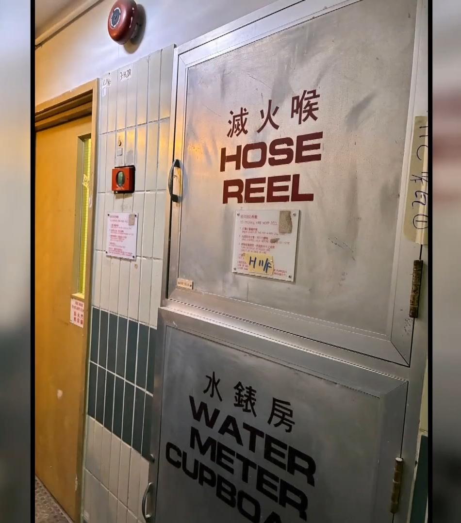 大埔宏福苑五級火|宏志閣未受大火波及,走廊的消防喉沒有使用痕跡。(有線電視新聞截圖)