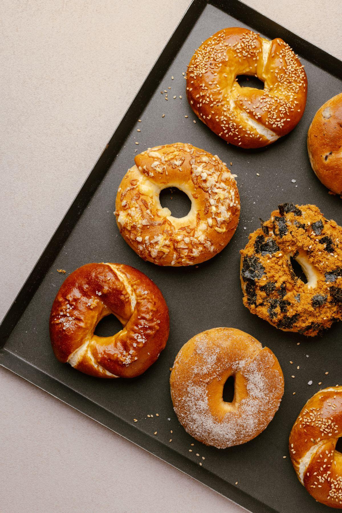 Bagels有多款口味:芝士、芝麻、藍莓、肉桂糖、朱古力、青蔥奶酪、海鹽鹹水、低糖红豆發酵牛油貝果。($16-$24)