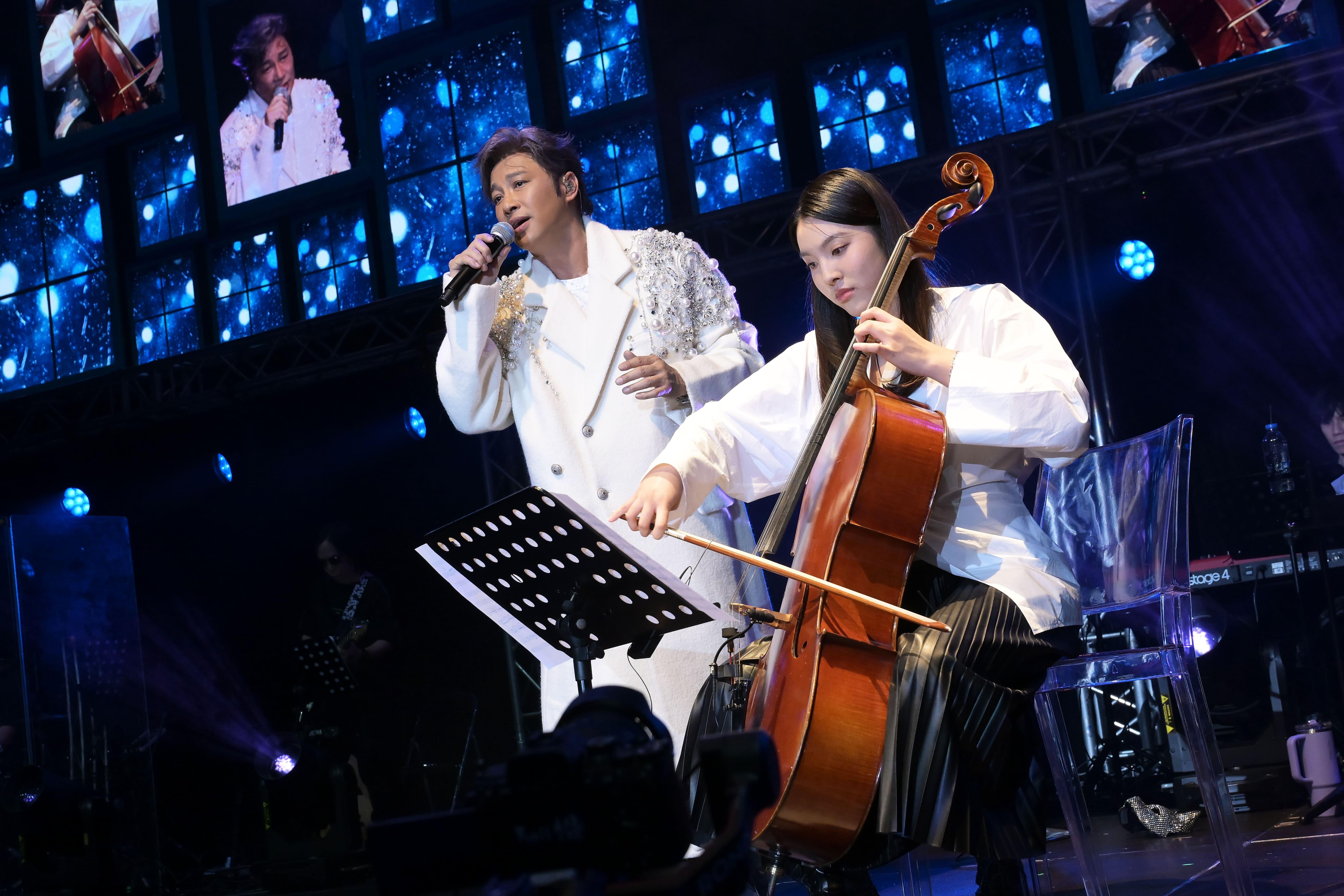 譚耀文14歲女兒驚喜上台拉大提琴。