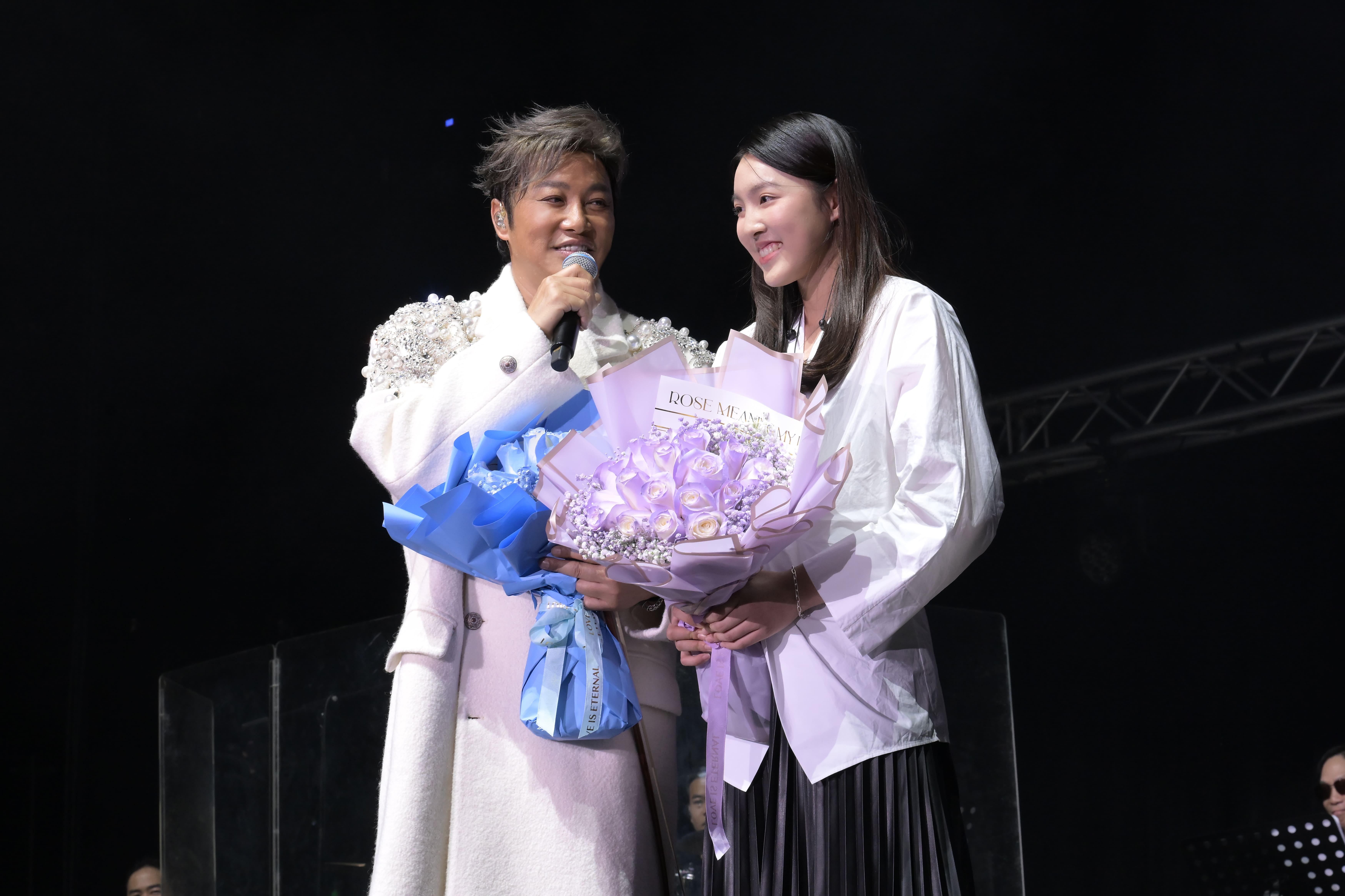 譚耀文14歲女兒驚喜上台拉大提琴。