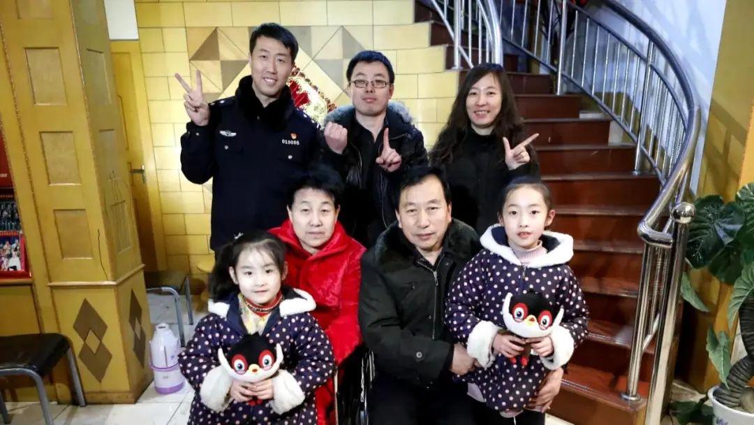 姜經緯(後排左一)和夏占海一家相處融洽。