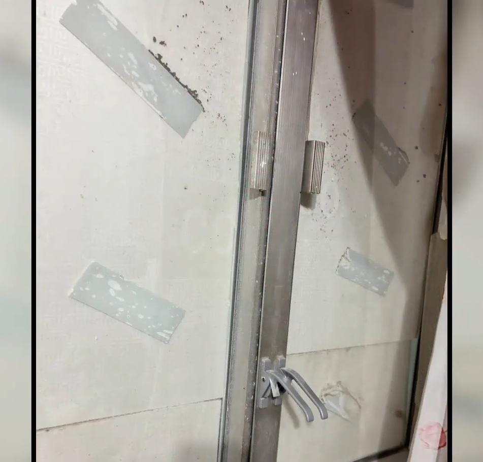 大埔宏福苑五級火|宏志閣未受大火波及,單位窗戶仍然被封。(有線電視新聞截圖)