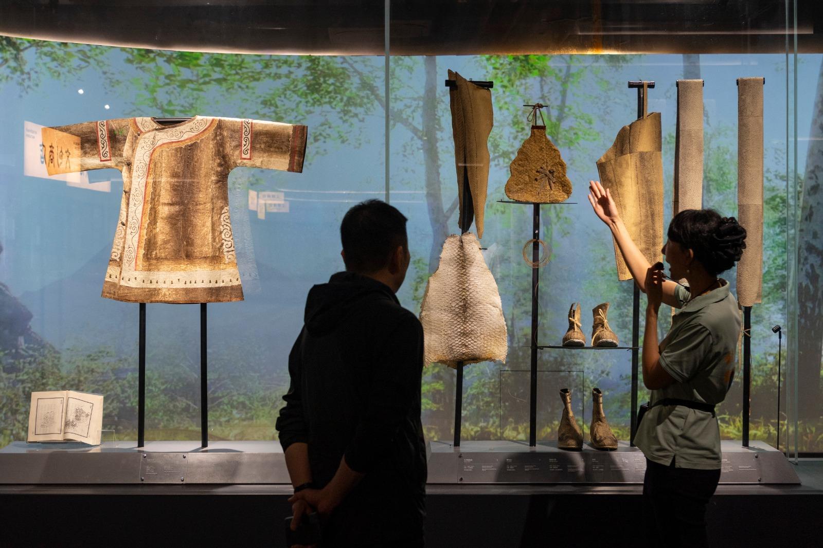 聯合國非物質文化遺產︱遊客參觀四排赫哲族風情旅遊景區內的赫哲族非物質文化遺產傳承中心。(新華社資料圖片)