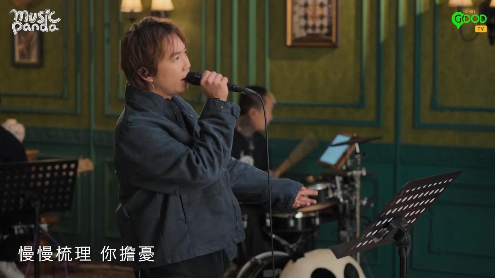 恆仔@ToNick在Music Panda演唱《記得梳頭》。(影片截圖)