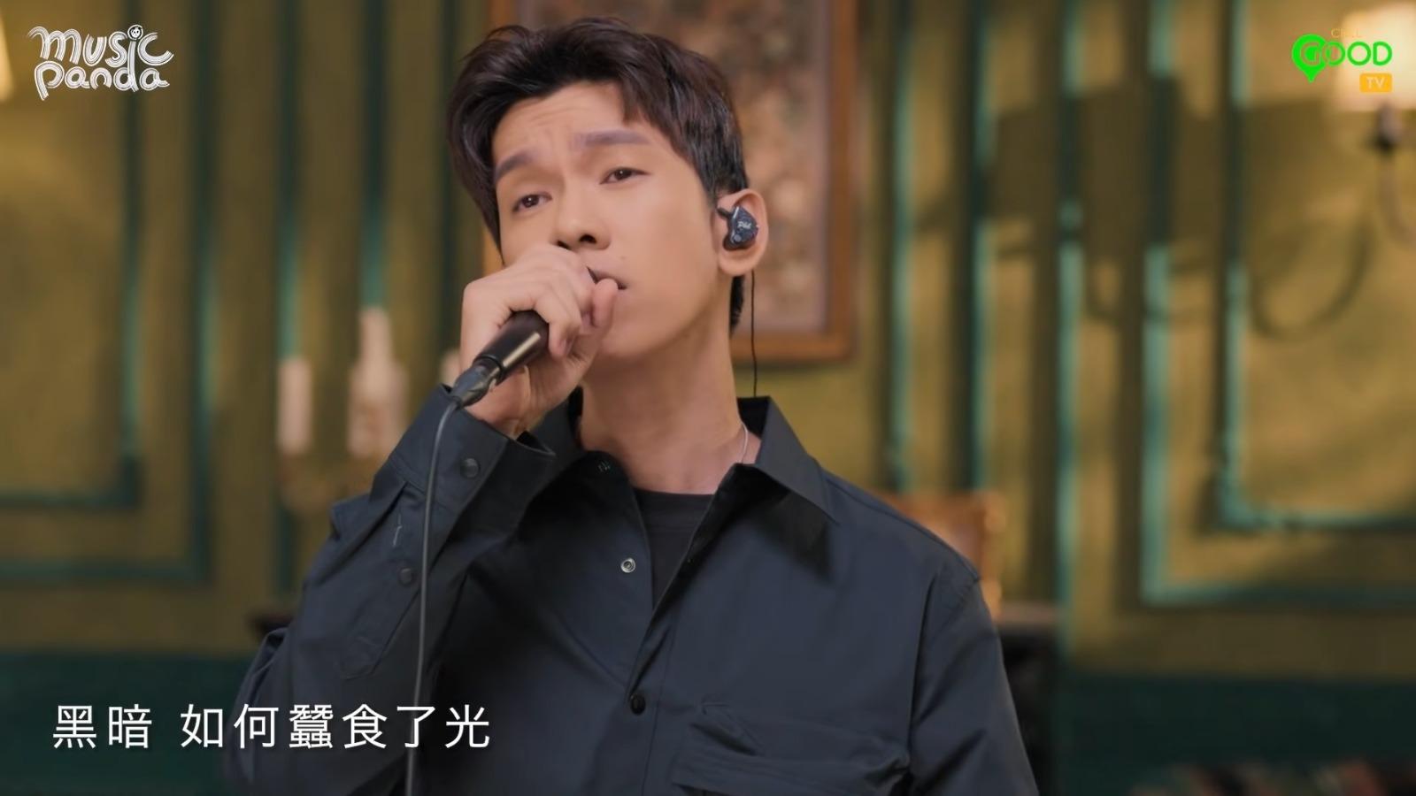 Phil林奕匡在Music Panda演唱《一雙手》。(影片截圖)