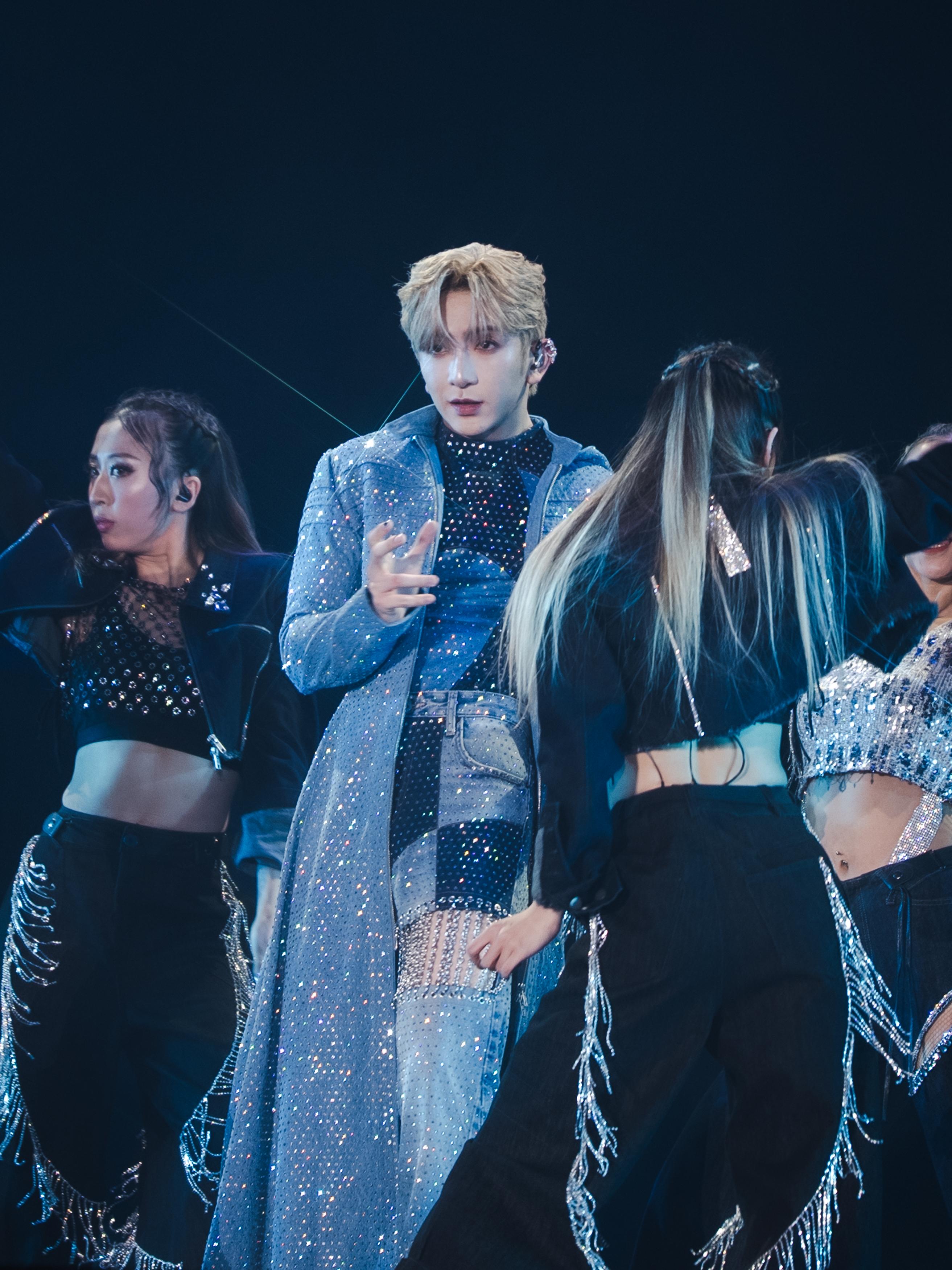 Anson Lo的牛仔衫連斗篷用了13萬顆水晶,價值30萬。