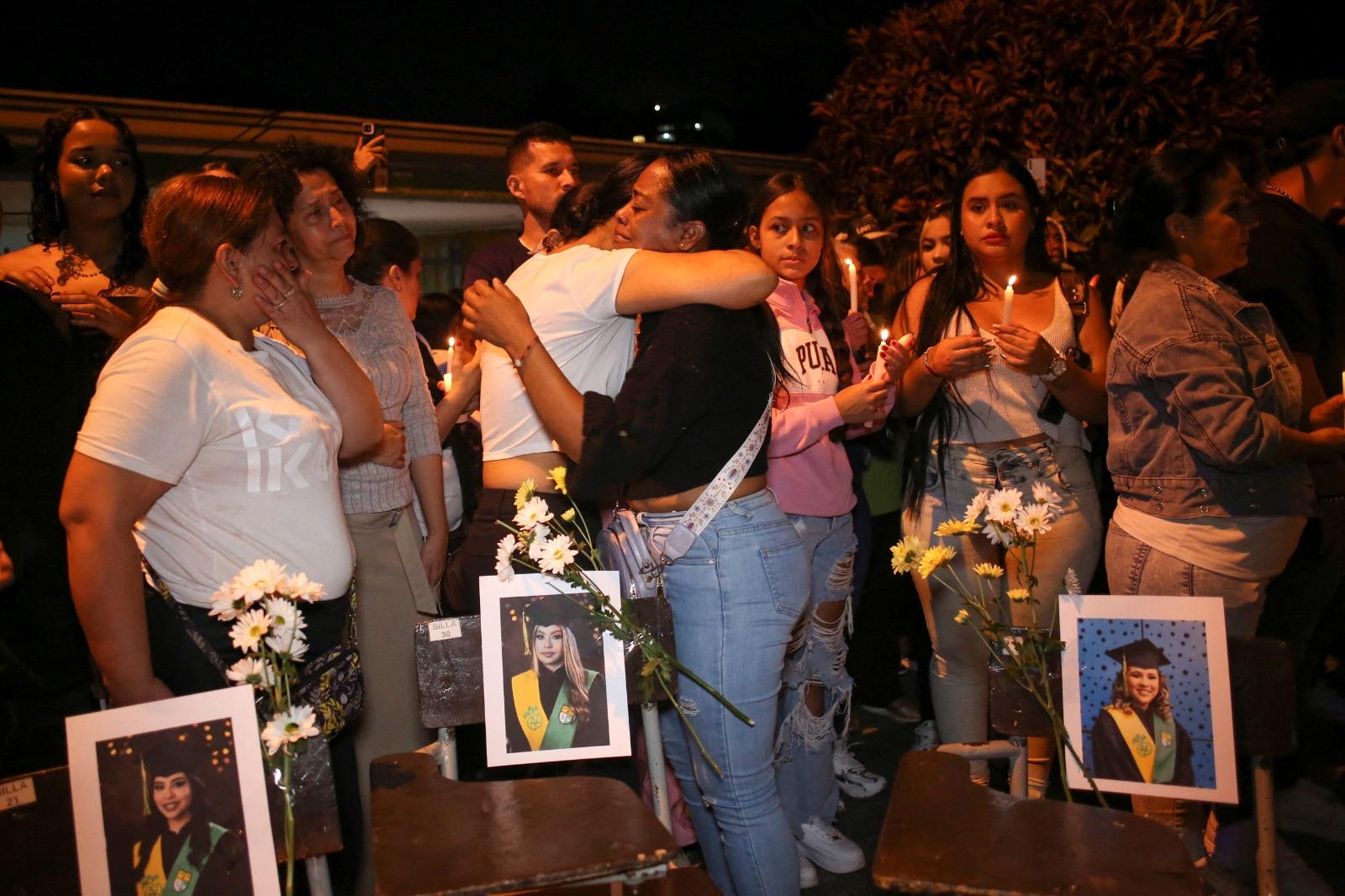 哥倫比亞校車墜崖致多人死亡,家屬及朋友悼念。(路透社)