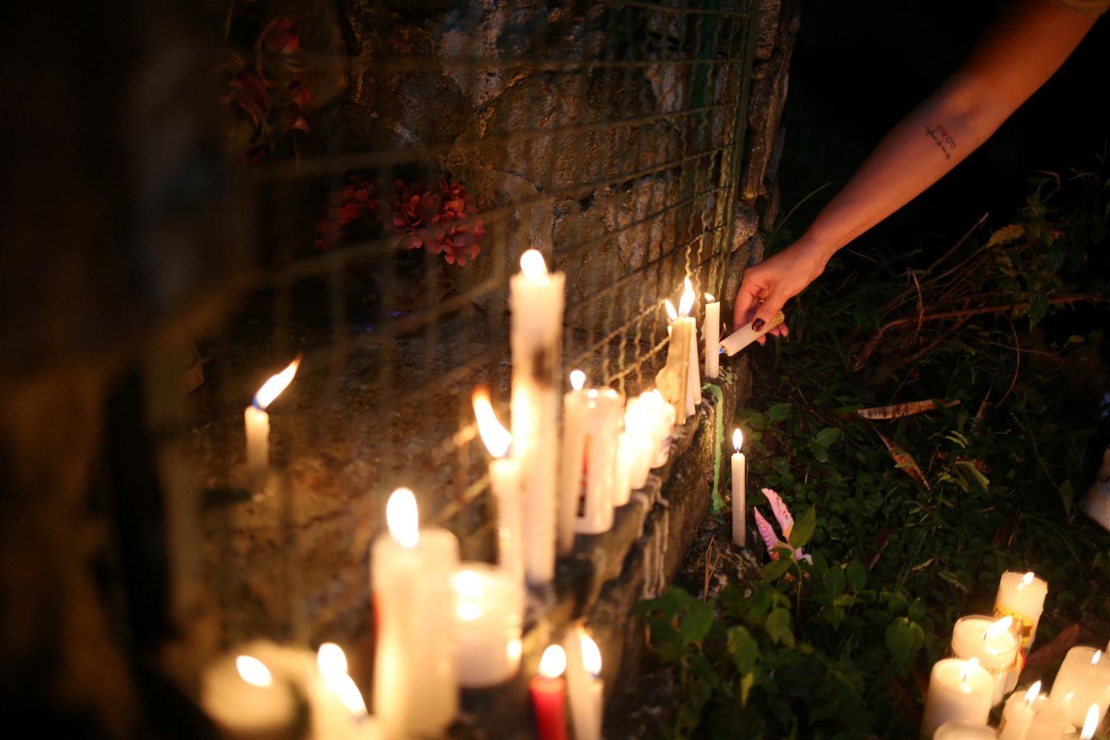 哥倫比亞校車墜崖致多人死亡,家屬及朋友悼念。(路透社)