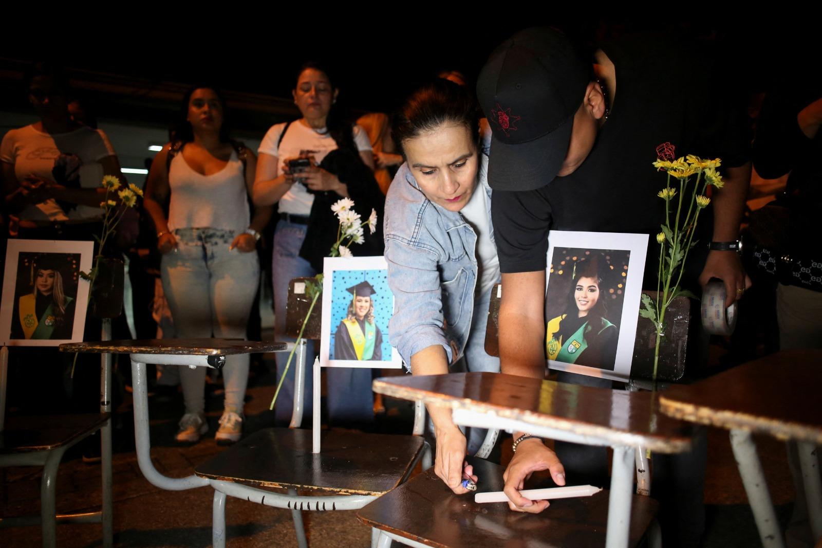 哥倫比亞校車墜崖致多人死亡,家屬及朋友悼念。(路透社)