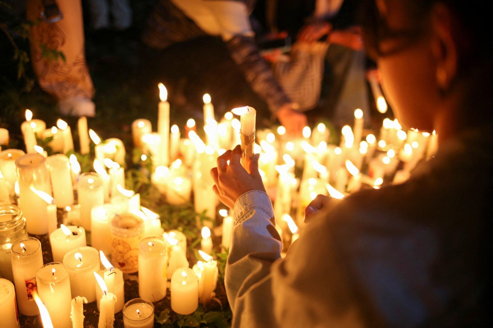 哥倫比亞校車墜崖致多人死亡,家屬及朋友悼念。(路透社)