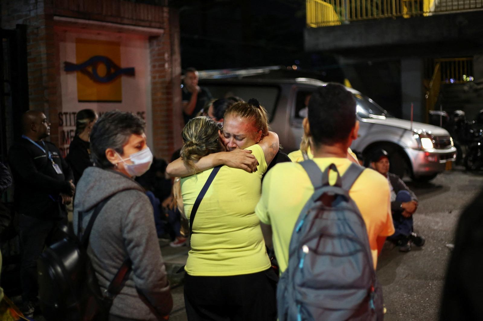 哥倫比亞校車墜崖致多人死亡,家屬及朋友悼念。(路透社)