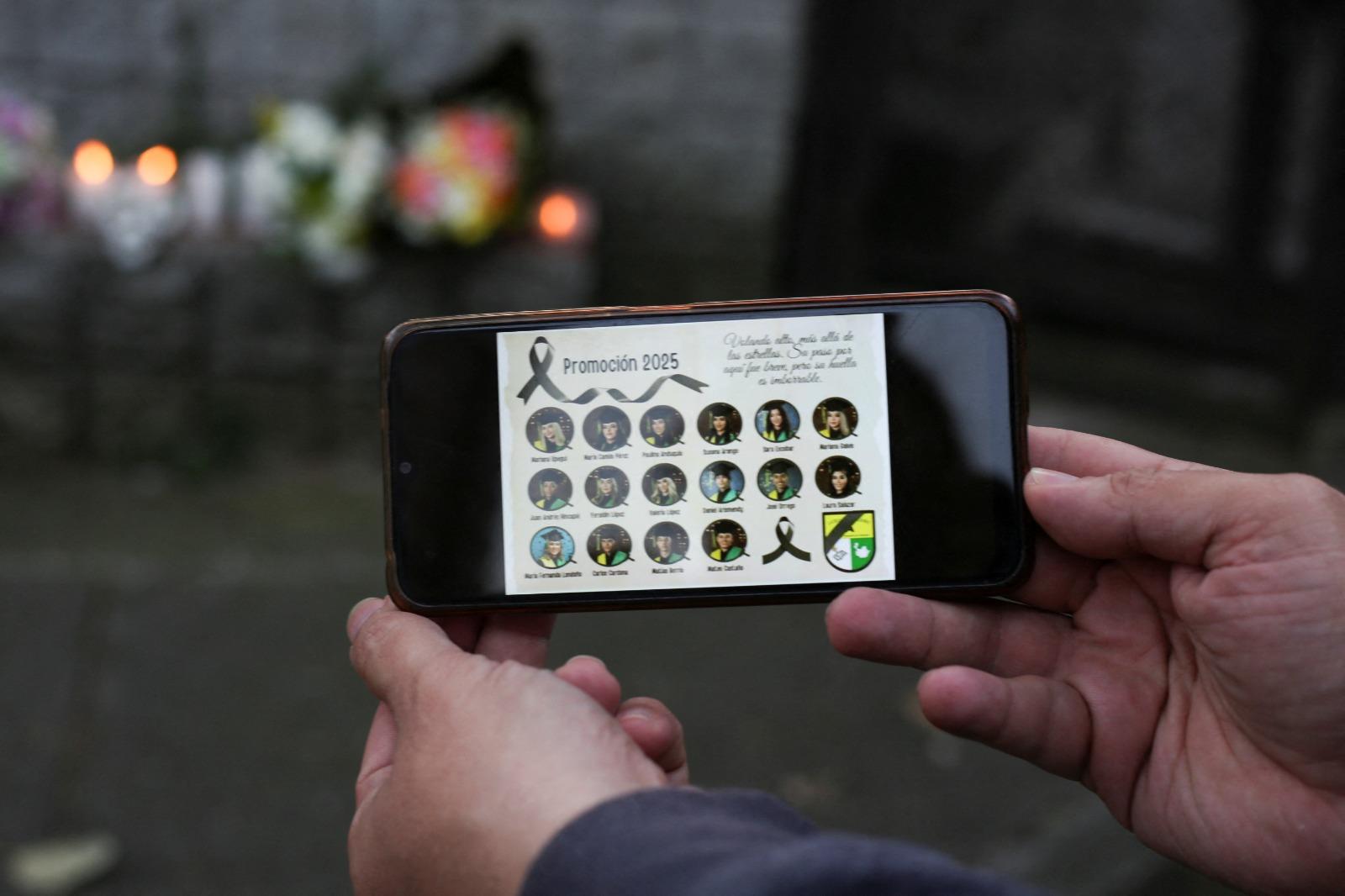 哥倫比亞校車墜崖致多人死亡,家屬及朋友悼念。(路透社)