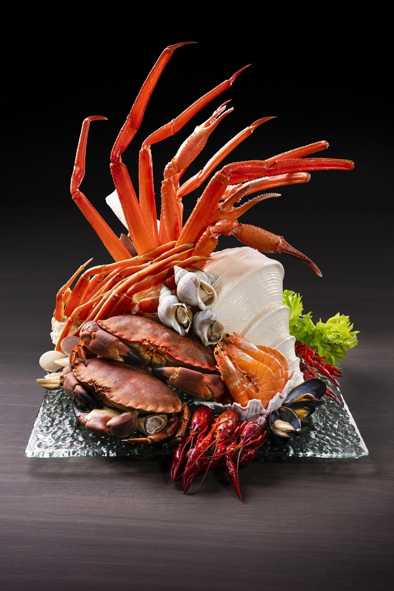 冰鎮海鮮有雪花蟹腳、紅楚蟹、麵包蟹、香草龍蝦仔、海蝦、藍青口、紐西蘭青口、翡翠螺及白蜆。