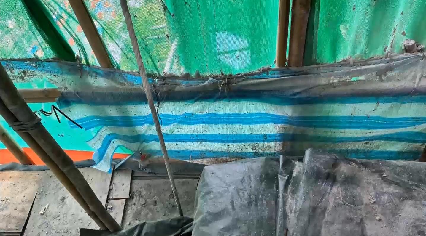 大埔宏福苑五級火|宏志閣未受大火波及,單位窗外的竹棚、圍網亦完好。(有線電視新聞截圖)