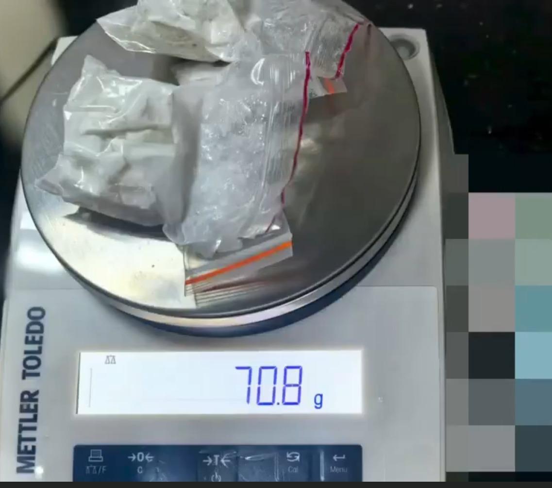 涉案男子身上有70.8克疑似毒品。