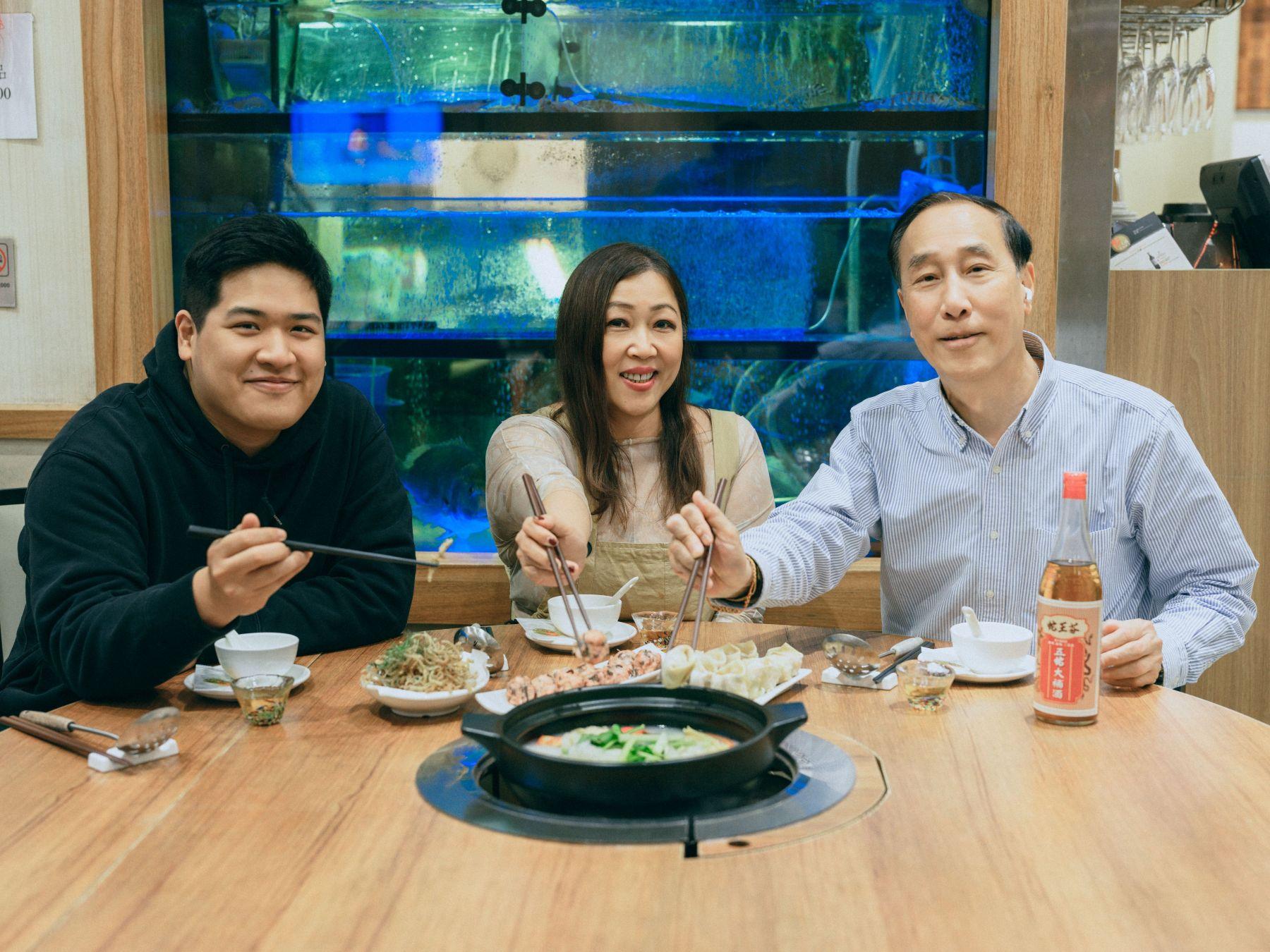 火井火鍋創辦人Andy(右)、第二代接班人Nicky(左)跟蛇王芬第四代傳人Gigi合作推出蛇主題火鍋。