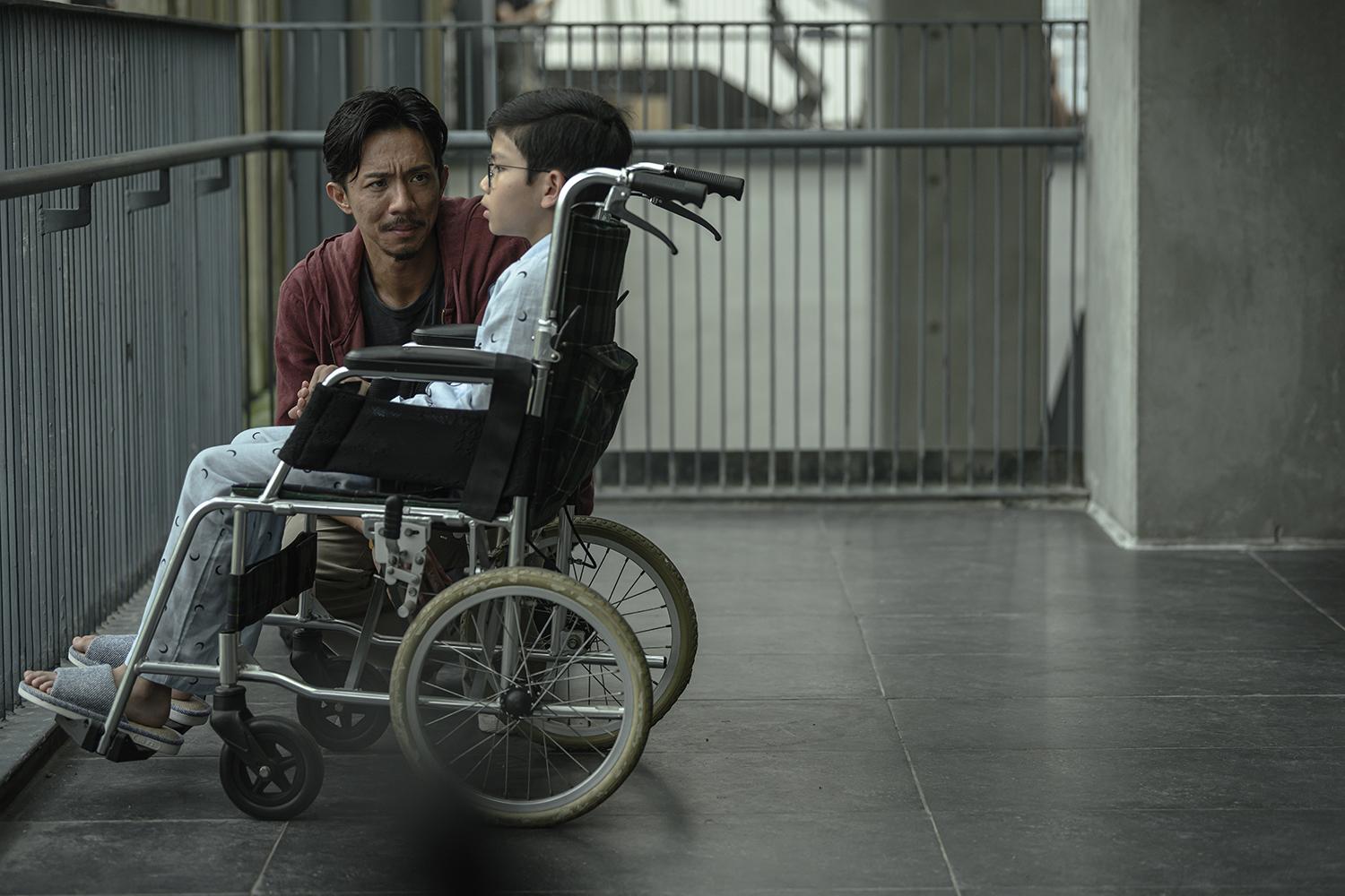 張繼聰最深刻是一段父子對話,兒子對父親說:「大人跟小朋友的分別,就是大人永遠都令小朋友失望。」(《金童》劇照)