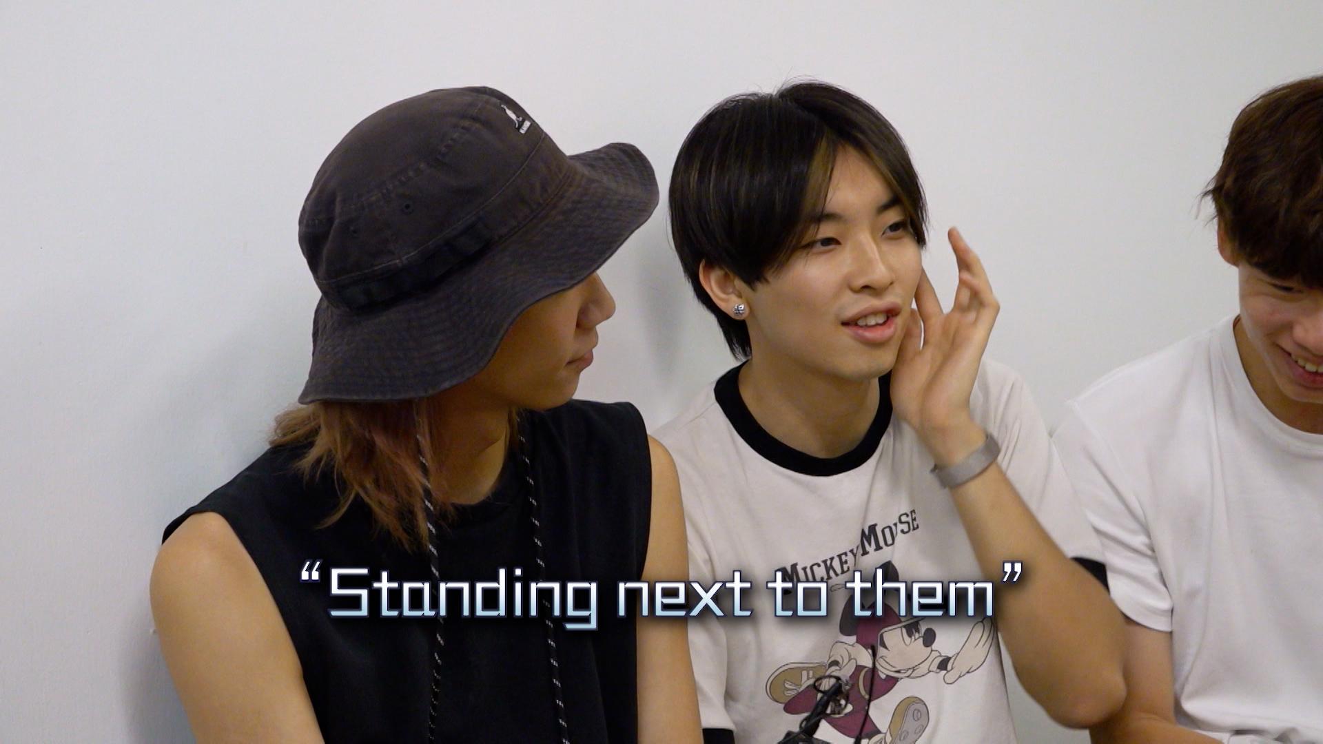 Dave自嘲跳舞是“Standing next to them”。