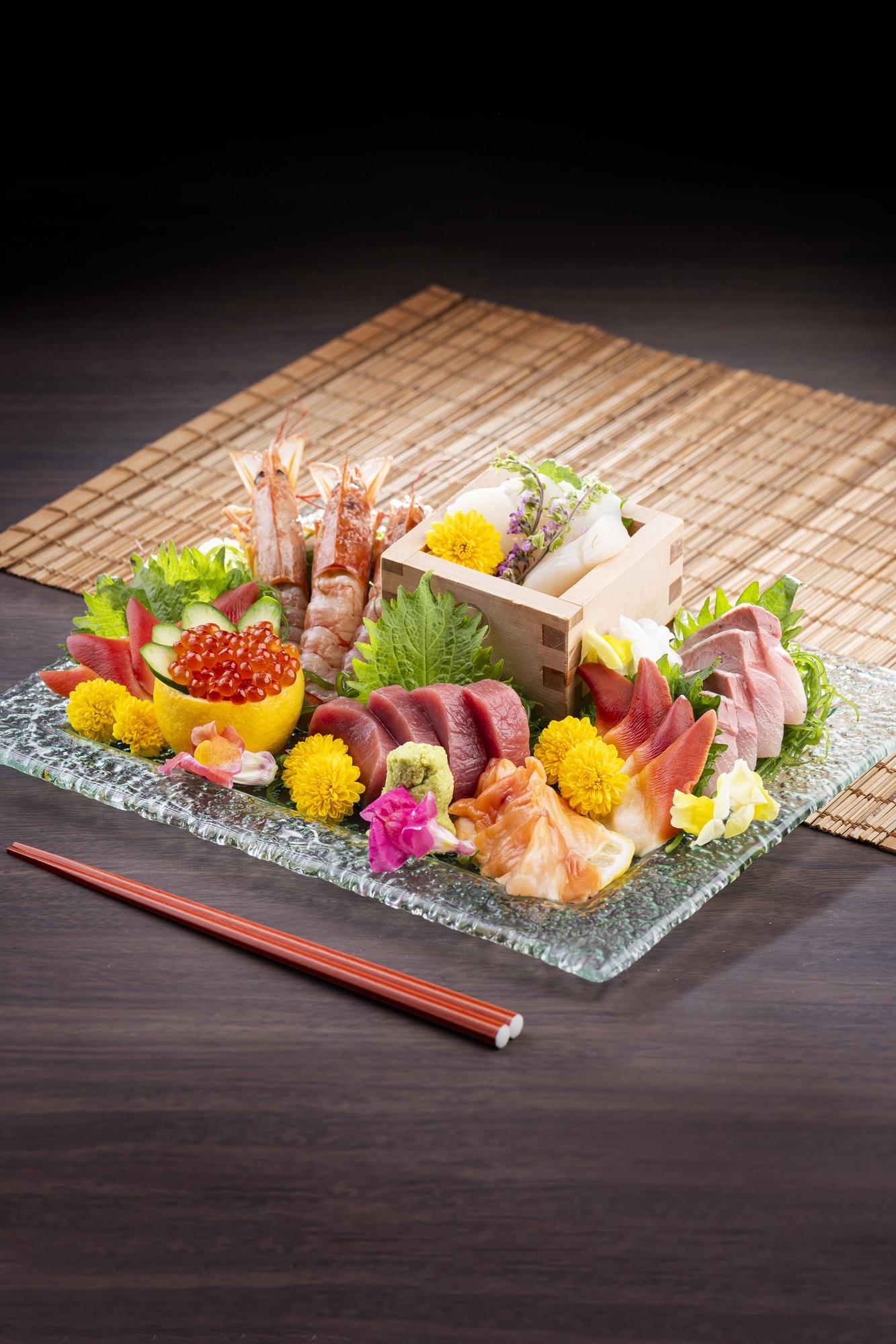 上乘刺身有三文魚子、日本油甘魚、阿根廷紅蝦、北海道帶子、北寄貝、 拖羅蓉、吞拿魚及赤貝。