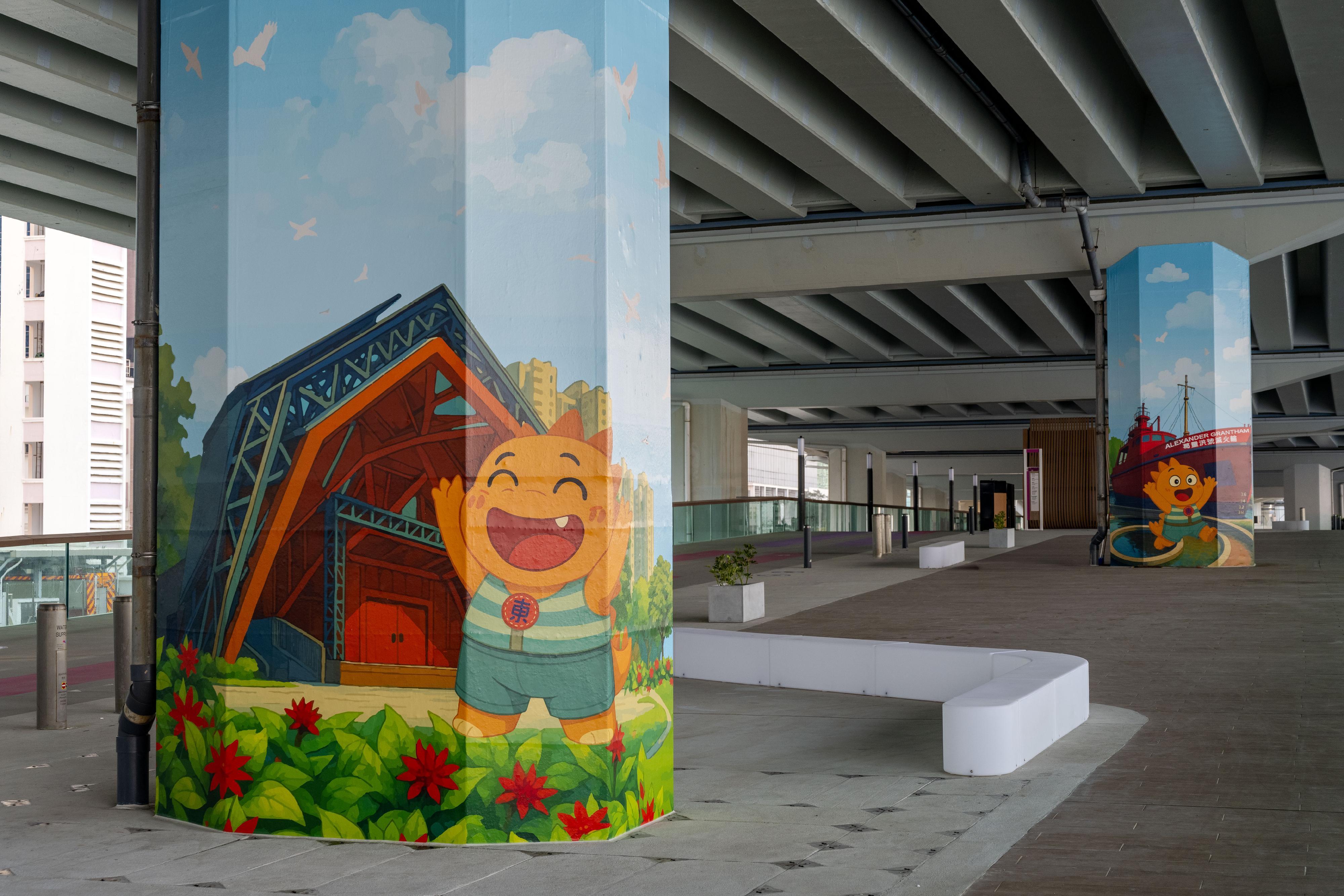 東岸板道東段其中一個多功能開放式空間,可供申請舉辦展覽、藝術和社區活動。本地藝術家在橋墩展示東區吉祥物「東東」遊覽東區人氣景點的圖案。(政府新聞網)