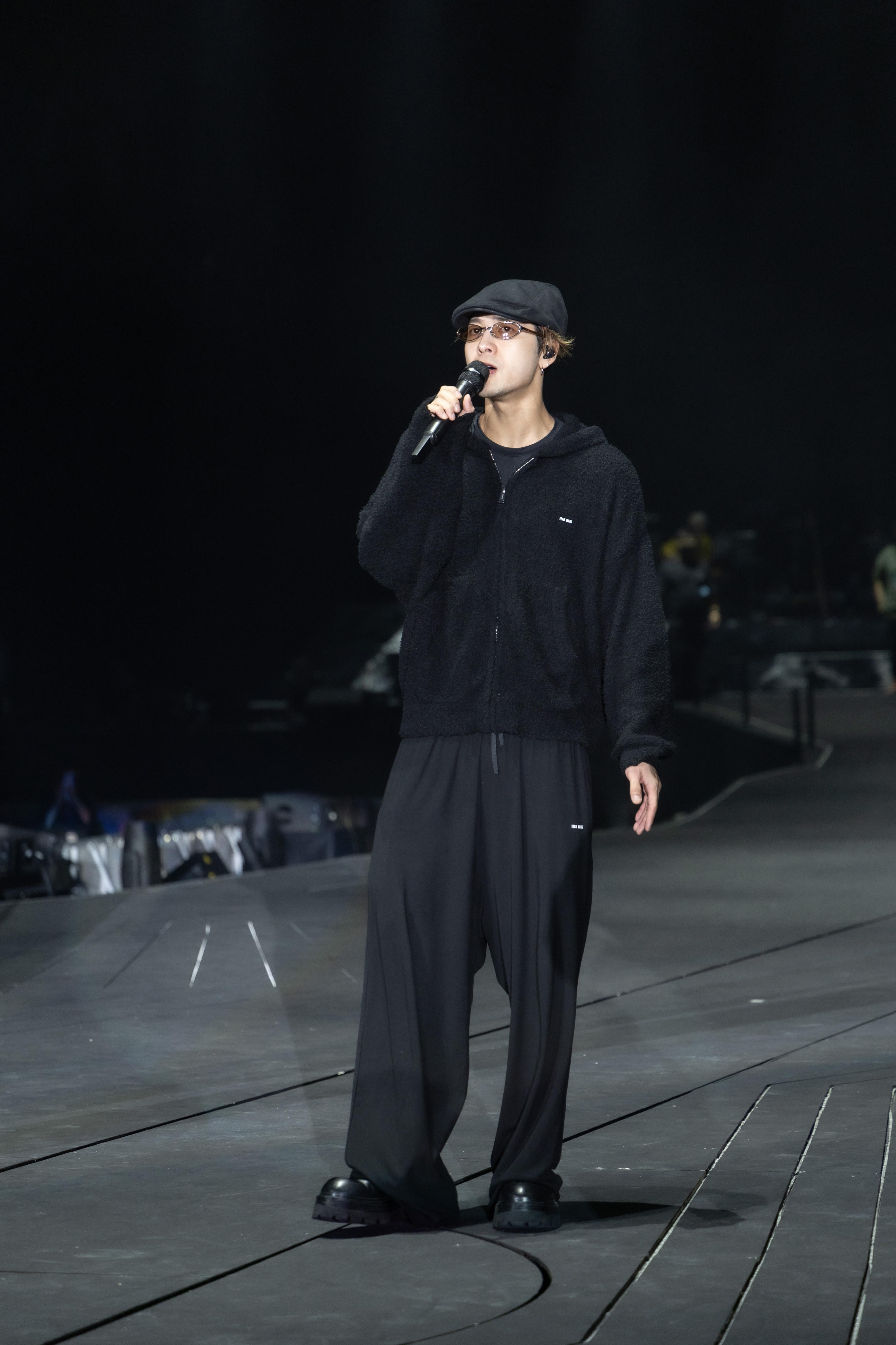 王嘉爾現身亞博,為姜濤個唱作彩排。