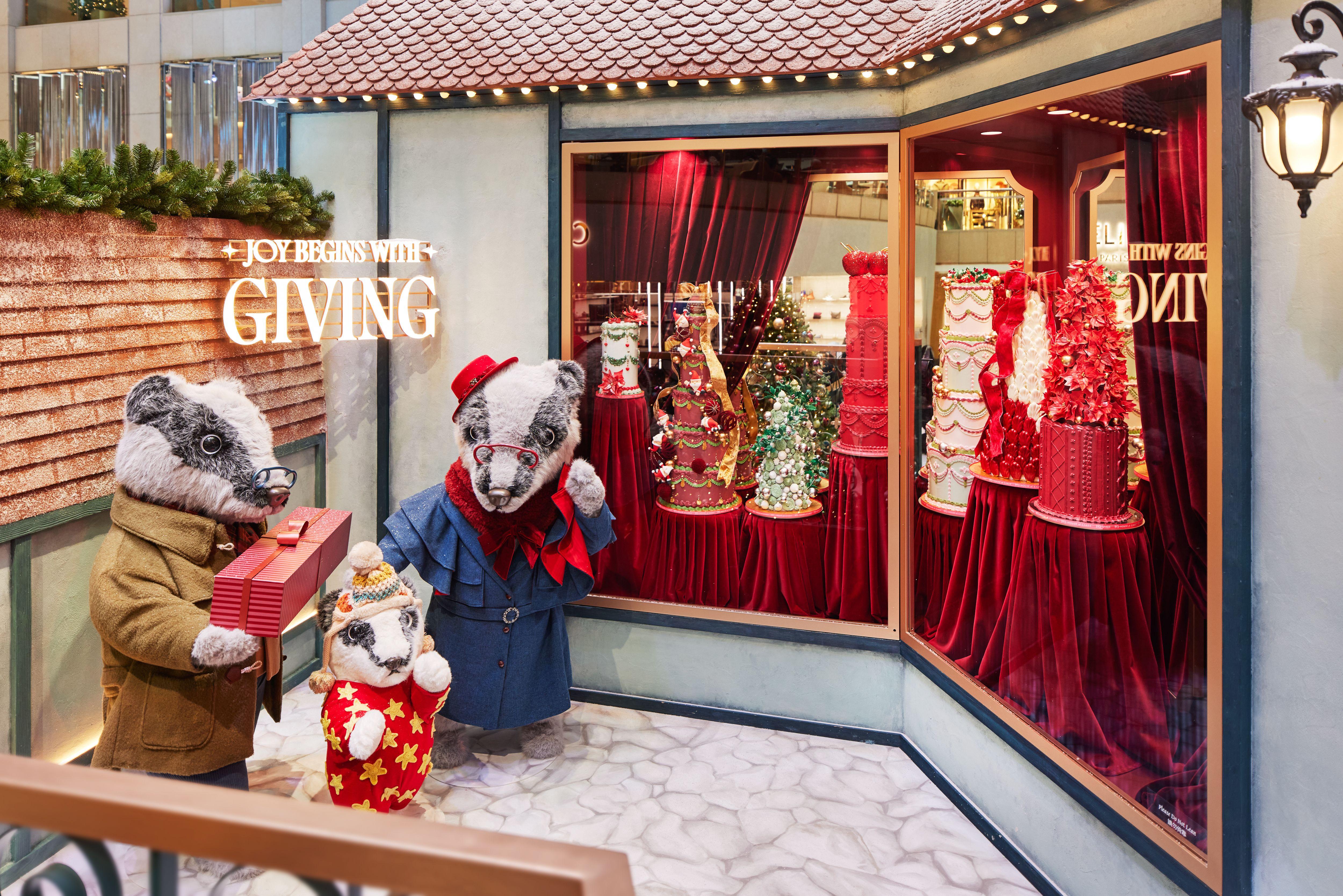 魔法烘焙店中緩緩旋轉的蛋糕美點