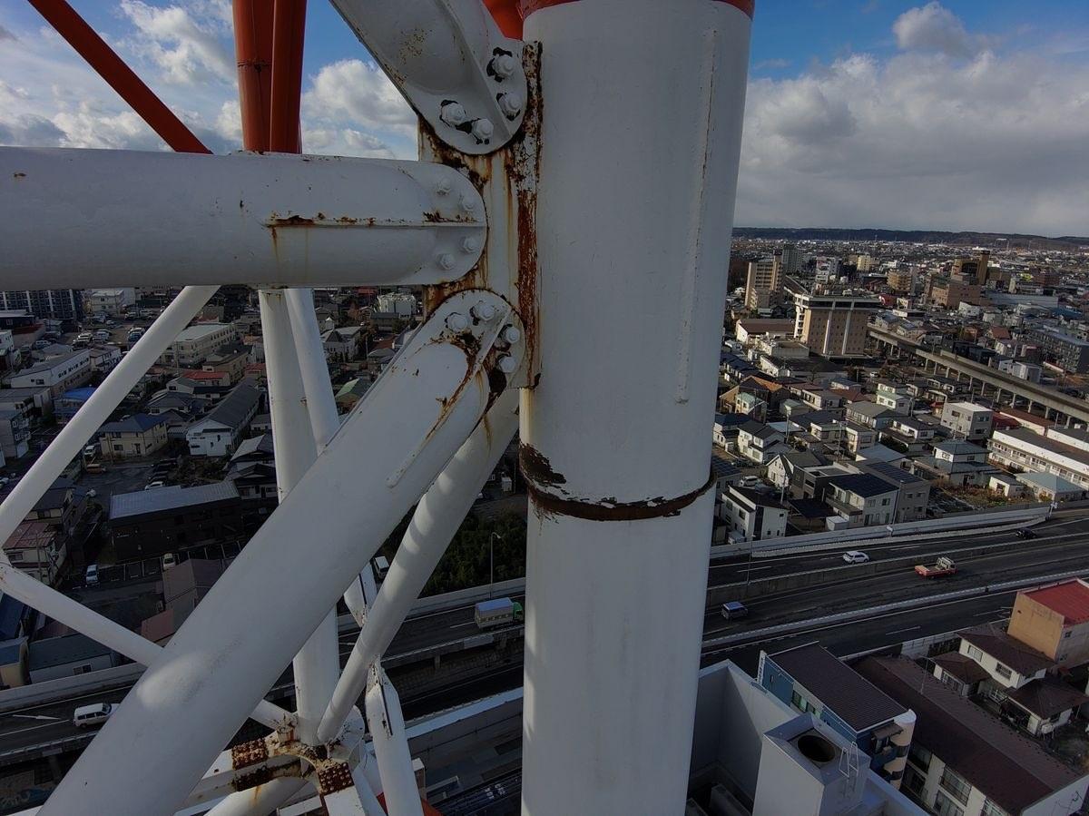 通訊塔的一部份出現斷裂。(NTT東日本)