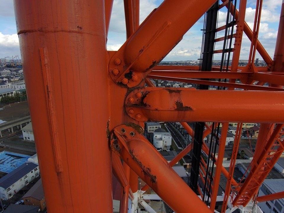 通訊塔的連接部份有螺絲掉失。(NTT東日本)