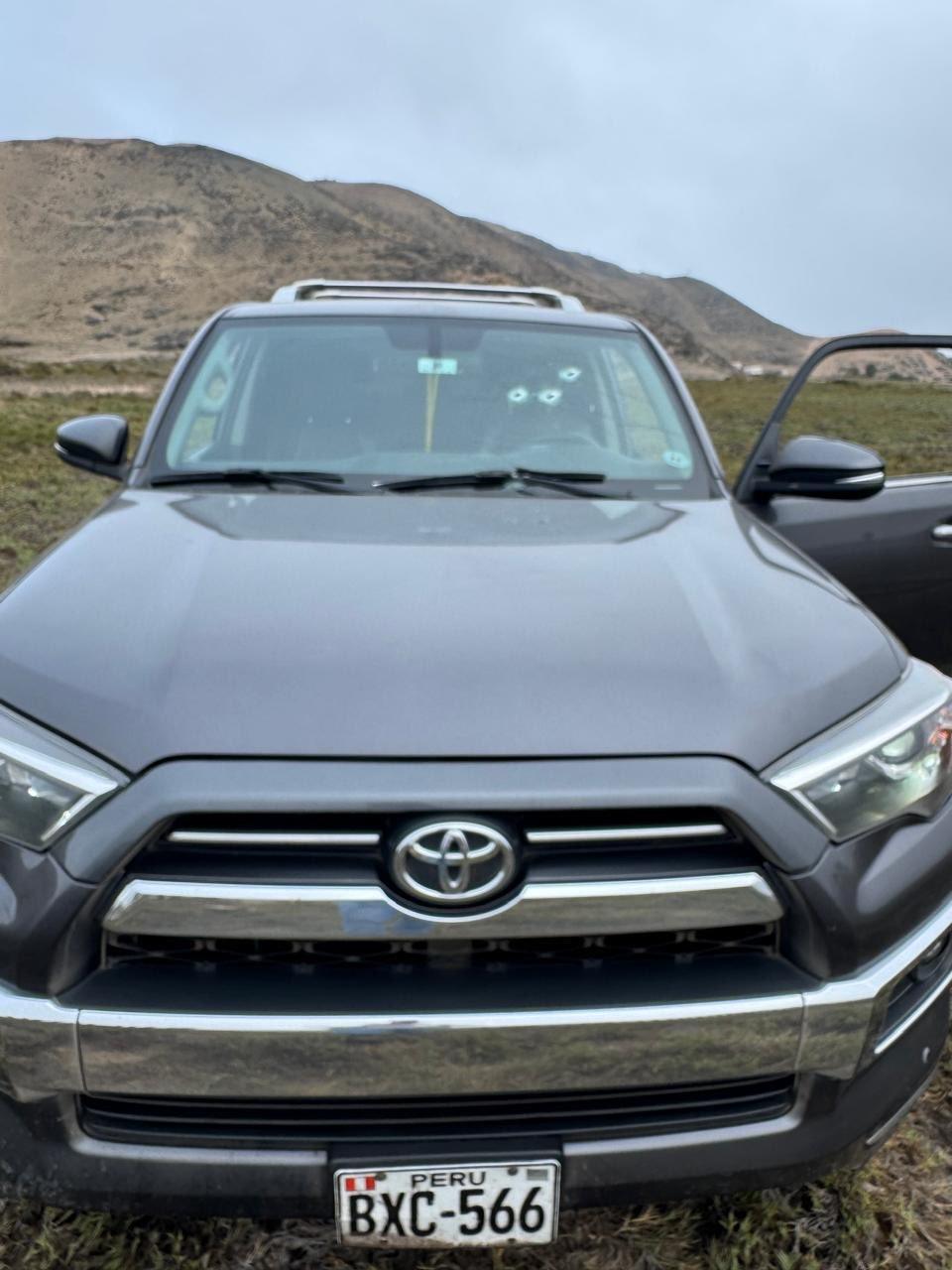 秘魯總統候選人貝勞德的汽車出現幾個彈孔。