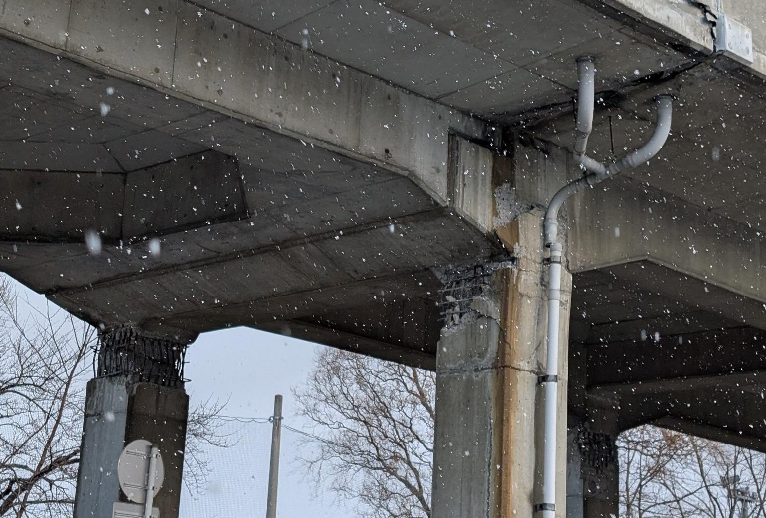 青森的鐵路高架橋橋墩受損。(X)