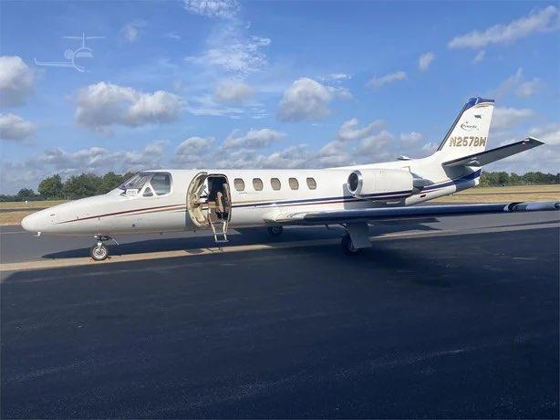 美國北卡羅來納州斯泰茨維爾地區的機場,當地周四(18日)早上有一架小型私人飛機起飛後不久遇上惡劣天氣,試圖返回機場途中墜毀,機上7人全數罹難,包括房車大賽退役車手比弗爾(Greg Biffle)一家四口。(網上圖片)