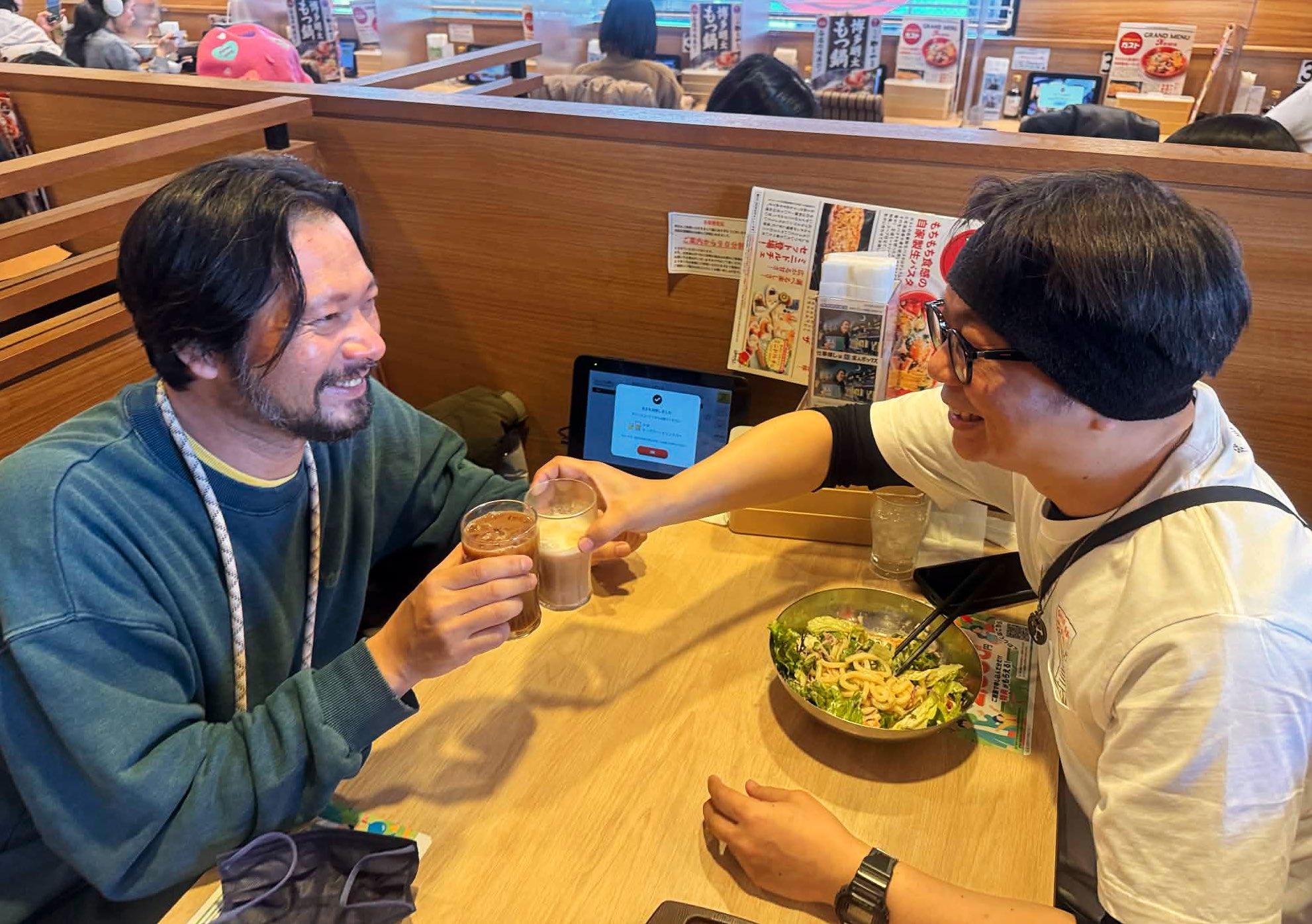 電波少年|謝昭仁(左)與伊藤高史在日本聚舊,一同食飯及乾杯。