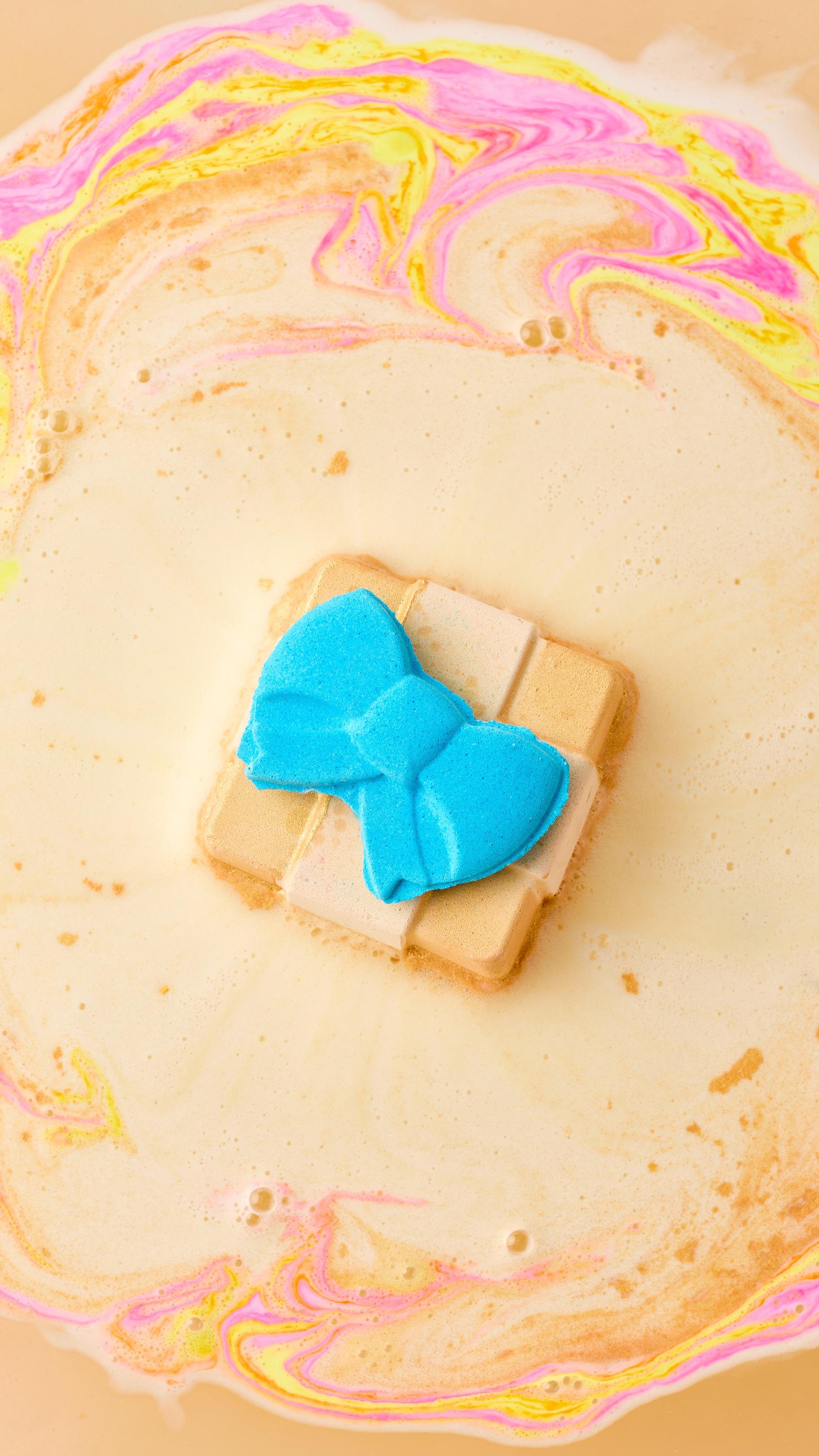 金光禮盒汽泡彈($180):3合1汽泡彈可使用多達3次,鮮明甜橙與清新青檸精油,帶來充滿聖誕氣氛的甜美浴水。