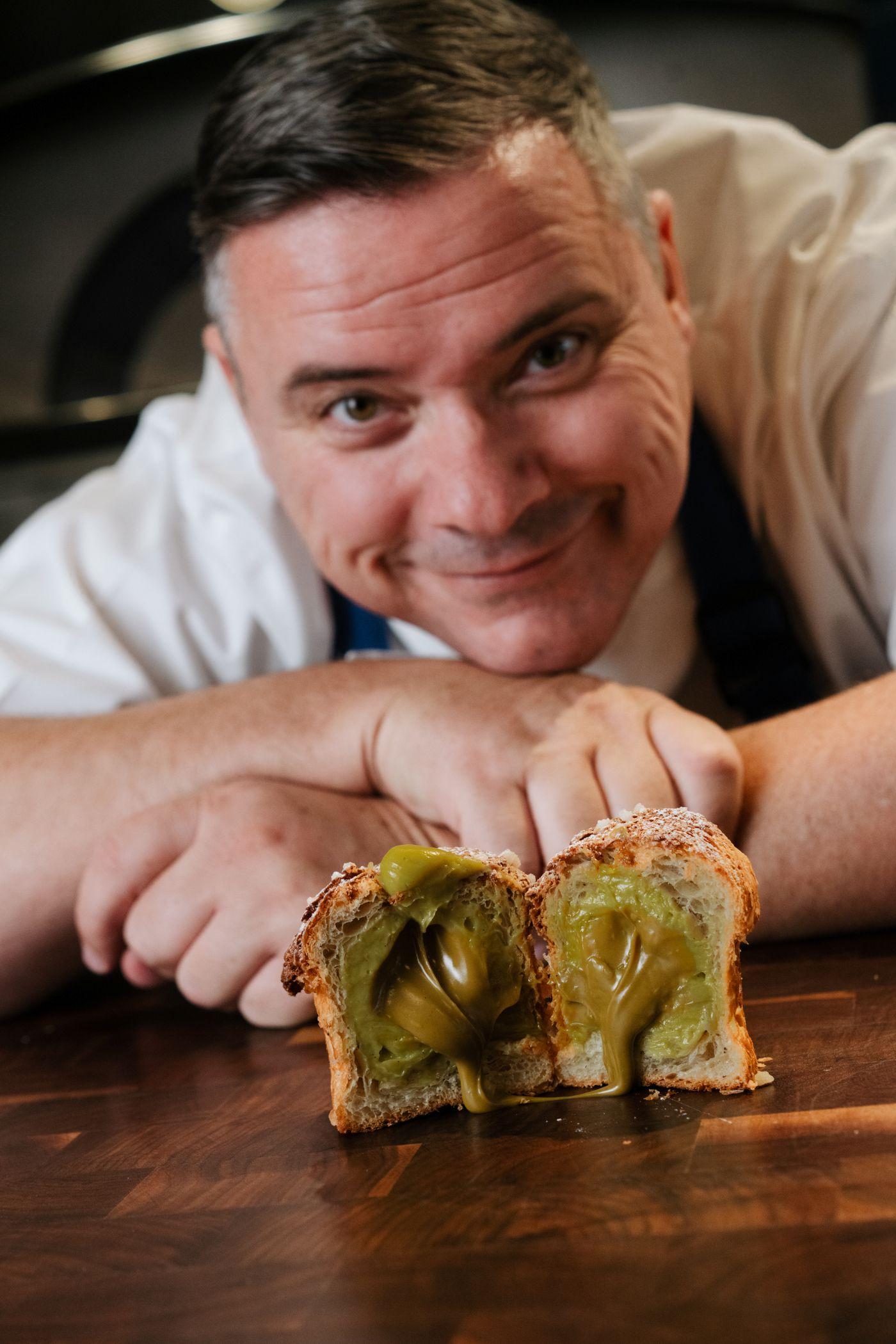 意大利開心果餡堅果味道香濃不澀,打得綿滑細緻輕盈。