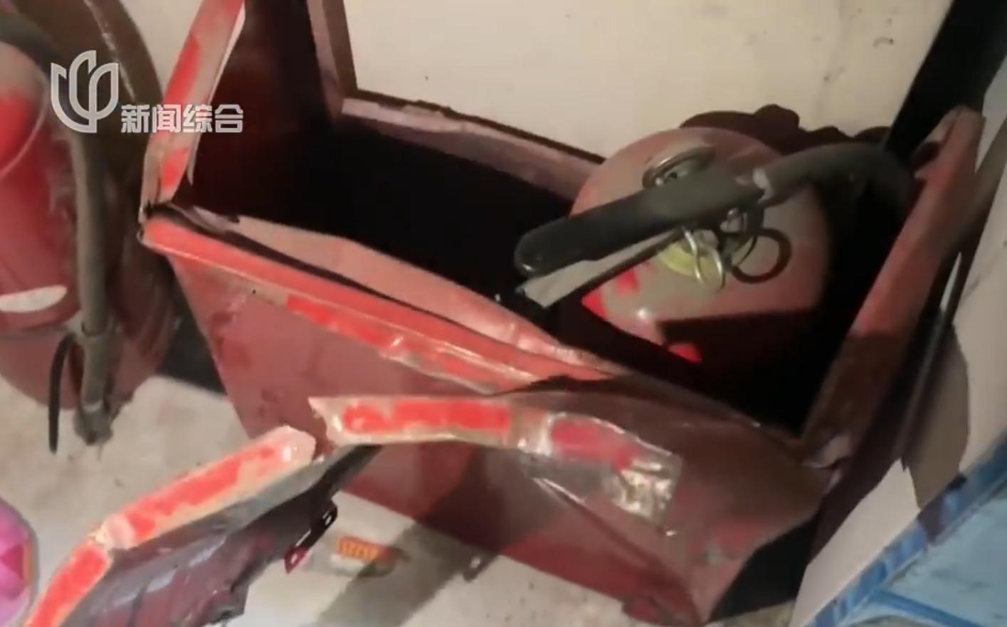 充電櫃僅配置4套乾粉滅火器,未見自動灑水或火災警報系統(看看新聞)