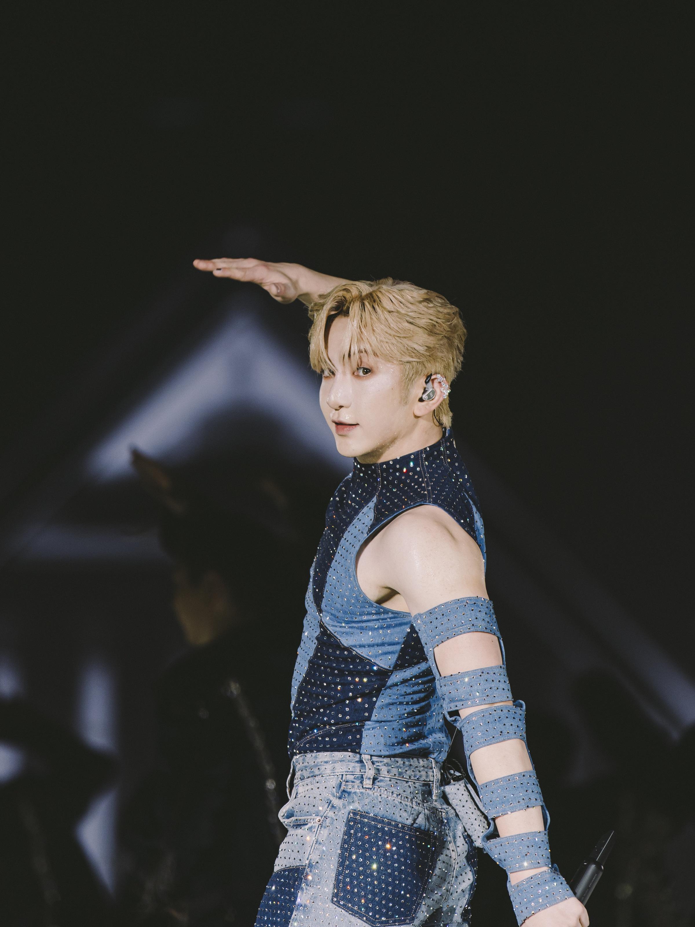 Anson Lo在演唱會中穿的牛仔衫連斗篷用了13萬顆水晶價值30萬。