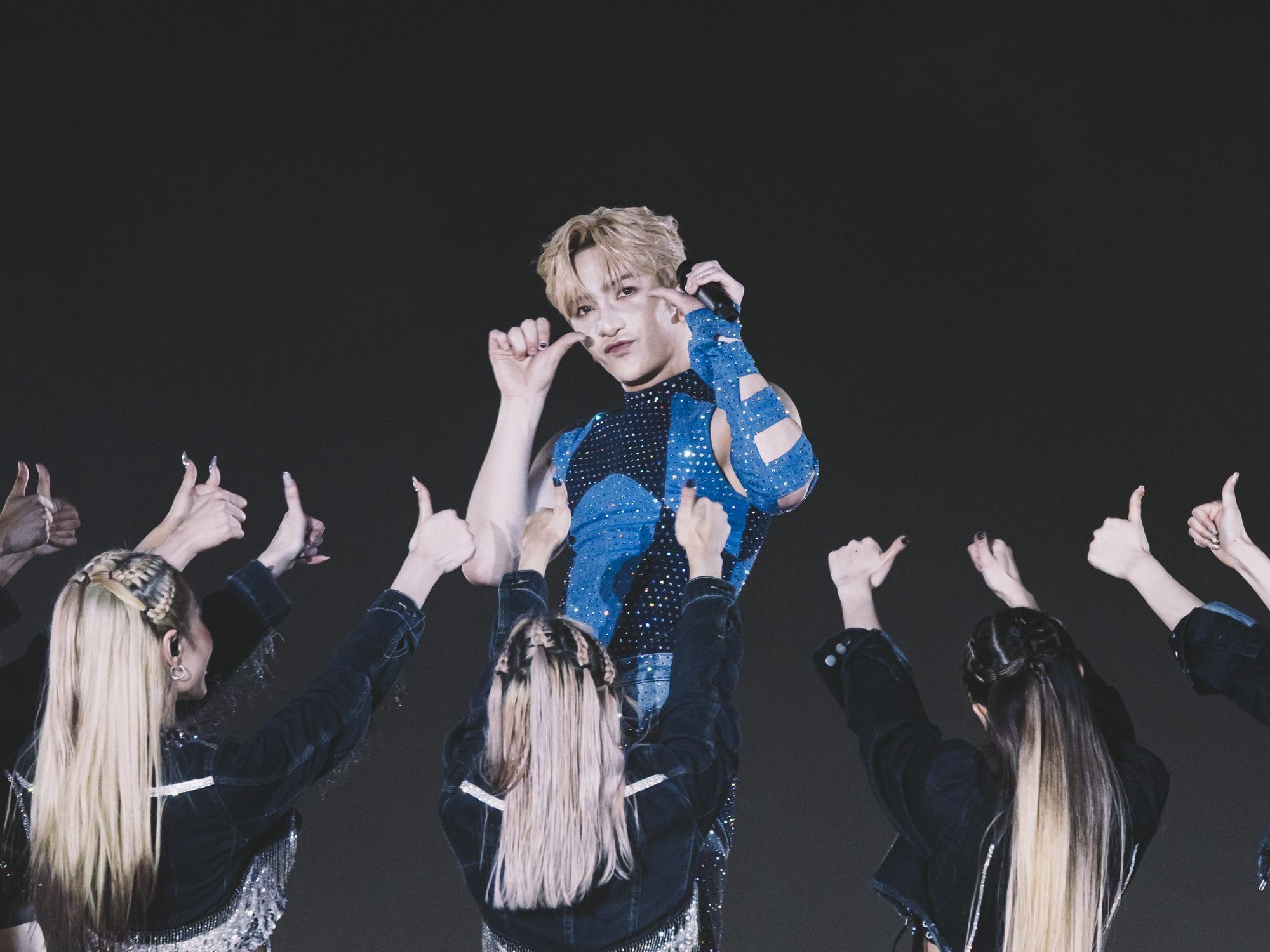 Anson Lo的牛仔衫連斗篷用了13萬顆水晶,價值30萬。