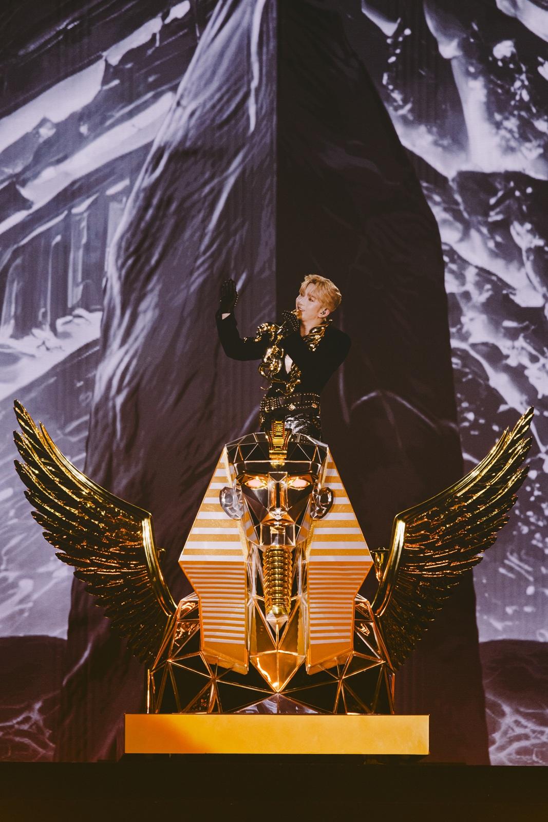 Anson Lo坐著獅身人面「座駕」,氣勢十足。