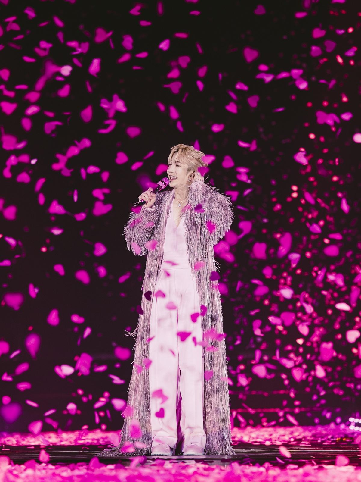 Anson Lo在唱《不可愛教主》時噴射出的每一顆粉色心心,都藏有他親手繪製的卡通公仔圖案。字塔。